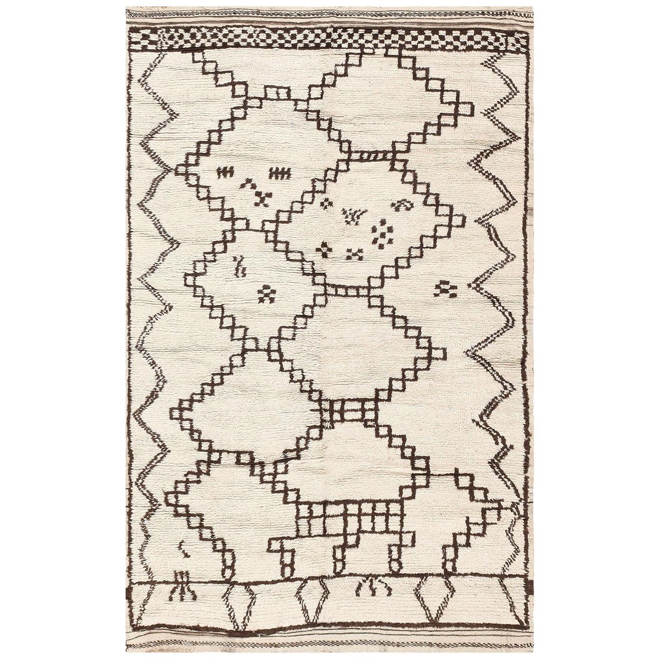 Nazmiyal Collection Moroccan Rug. Size: 4 ft 5 in x 7 ft (1.35 m x 2.13 m)