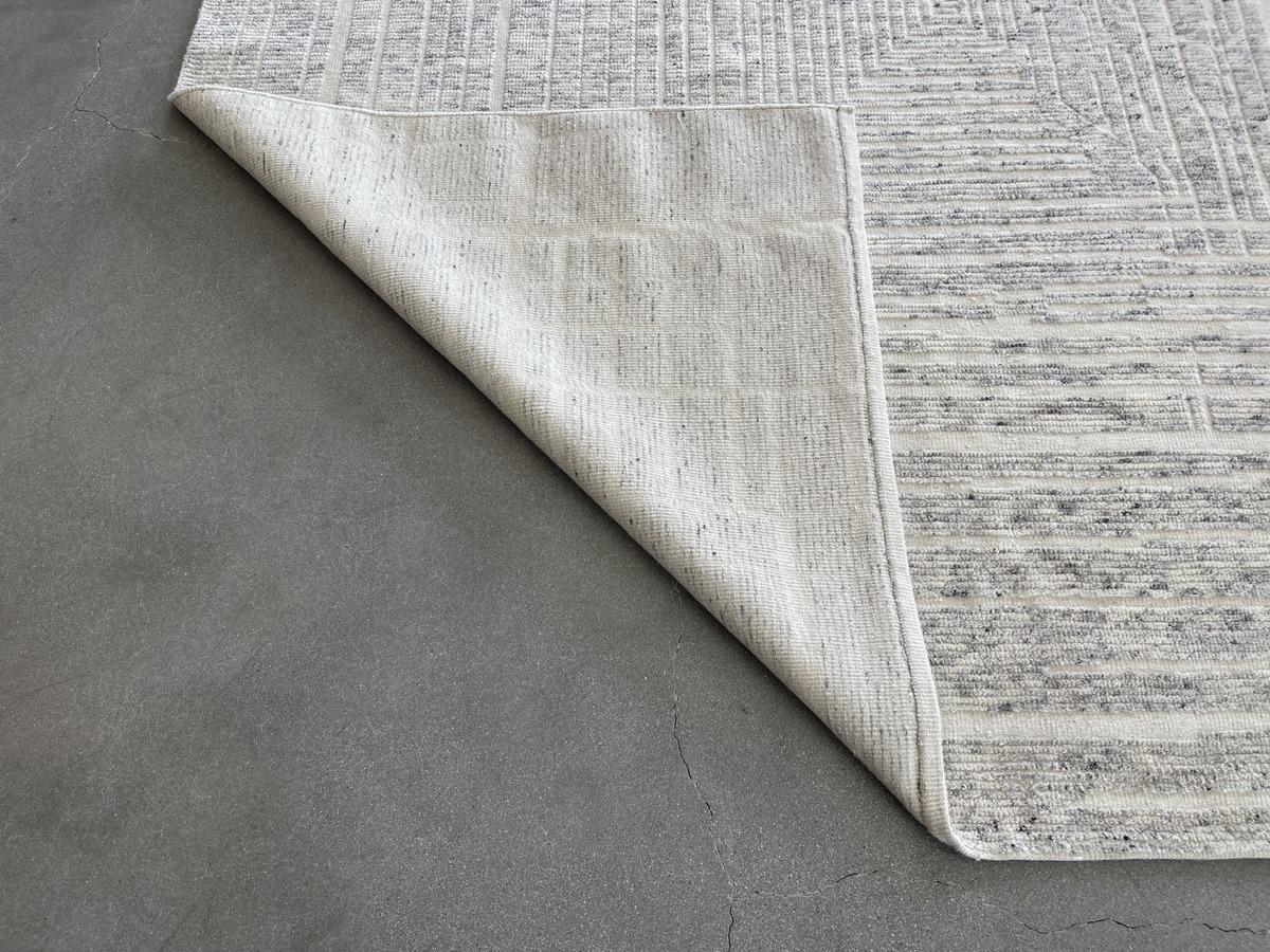 Geometrischer Teppich in Elfenbein und Anthrazit mit Muster im Zustand „Neu“ im Angebot in West Hollywood, CA