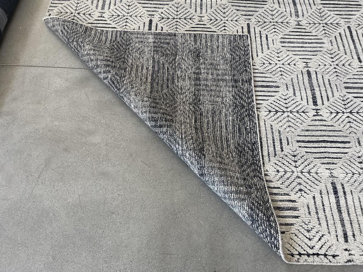 Ivory and Charcoal Geometric Pattern Area Rug In New Condition For Sale In Los Angeles, CA