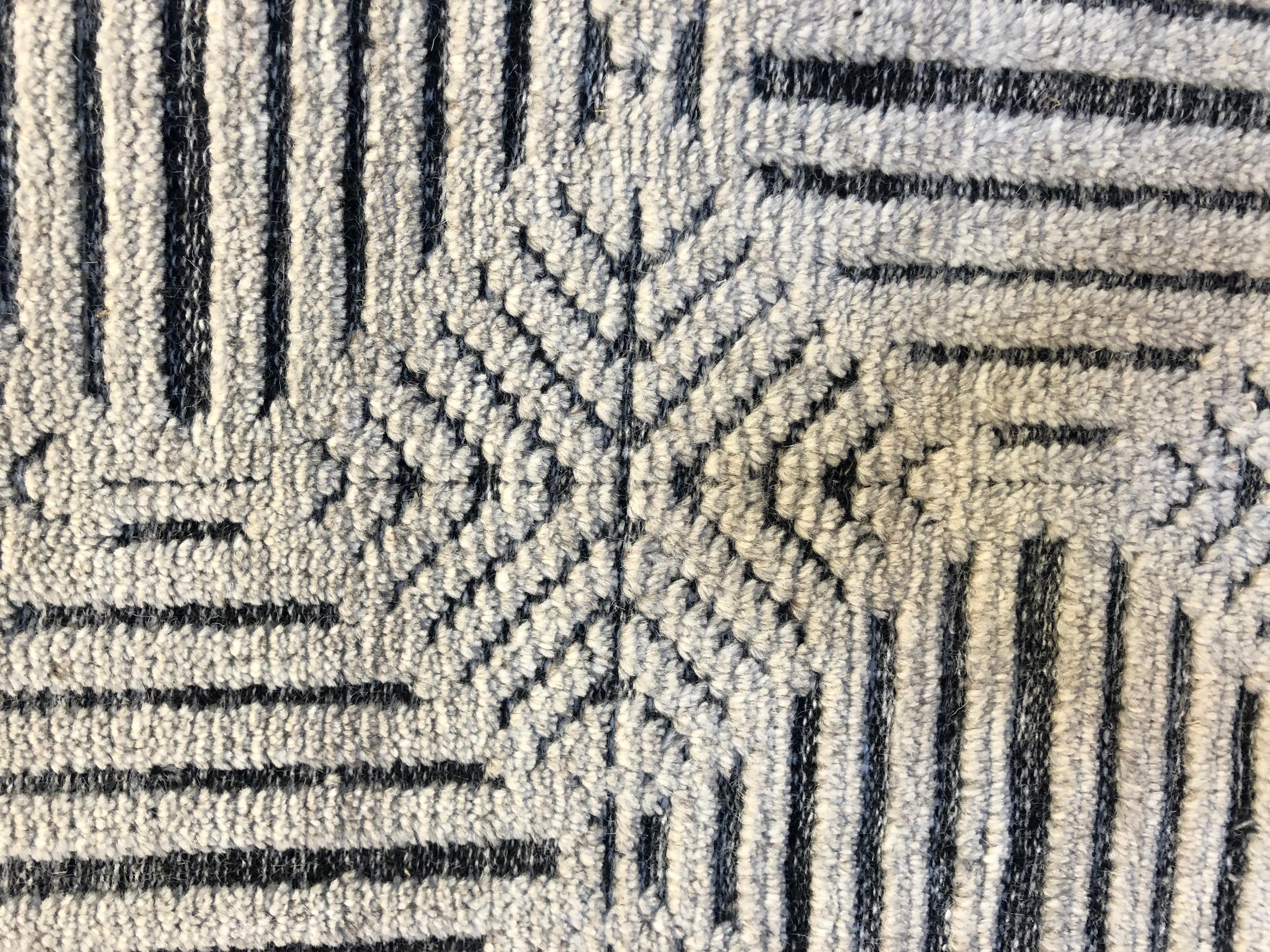 Geometrischer Teppich in Elfenbein und Holzkohle (21. Jahrhundert und zeitgenössisch) im Angebot