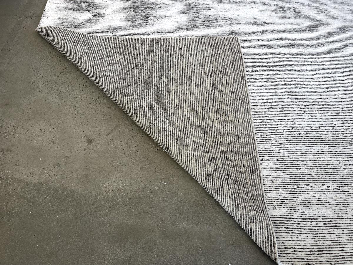 Großer Teppich in Elfenbein und Holzkohle gestreift im Zustand „Neu“ im Angebot in Los Angeles, CA