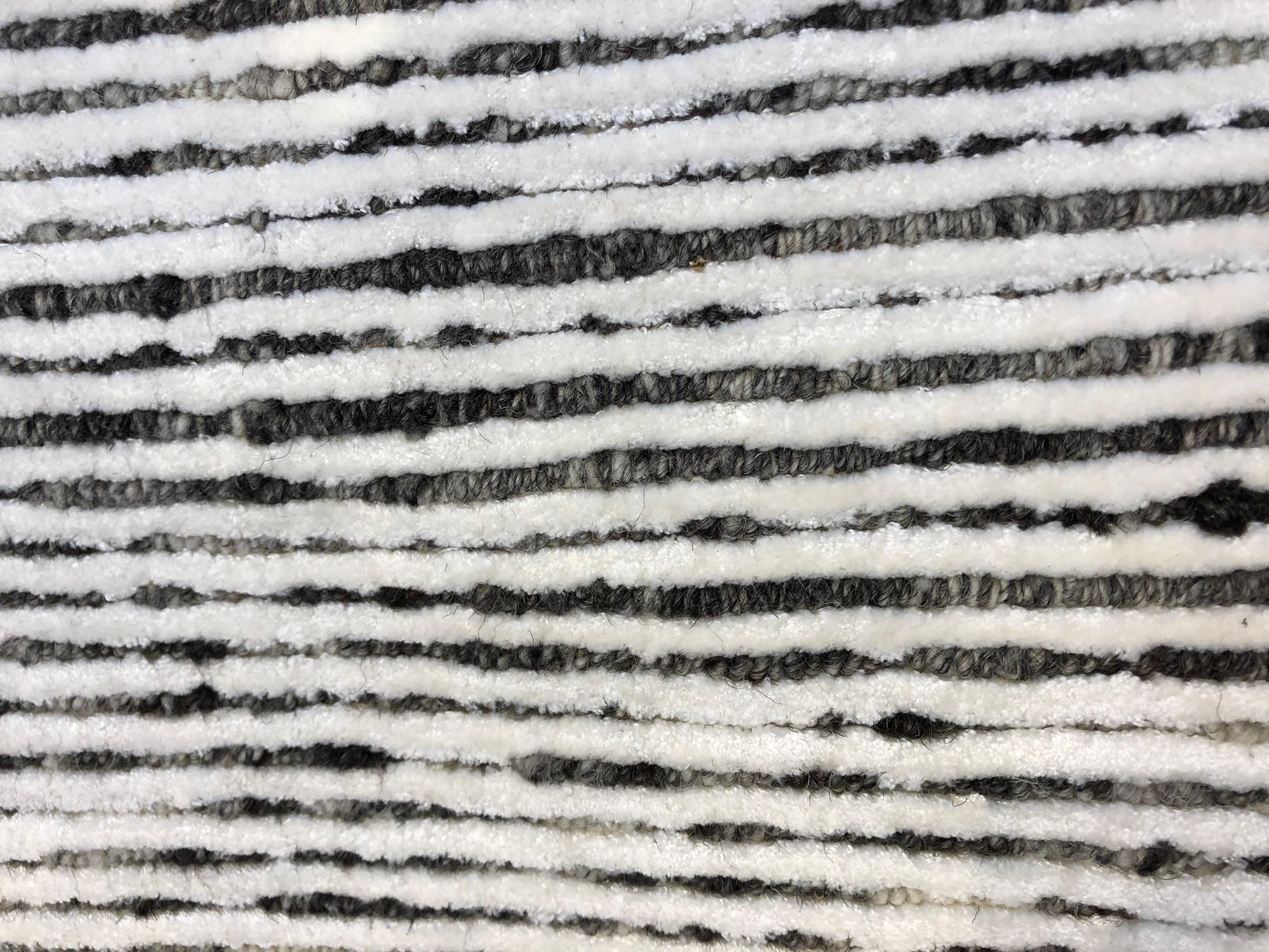 Großer Teppich in Elfenbein und Holzkohle gestreift (Wolle) im Angebot