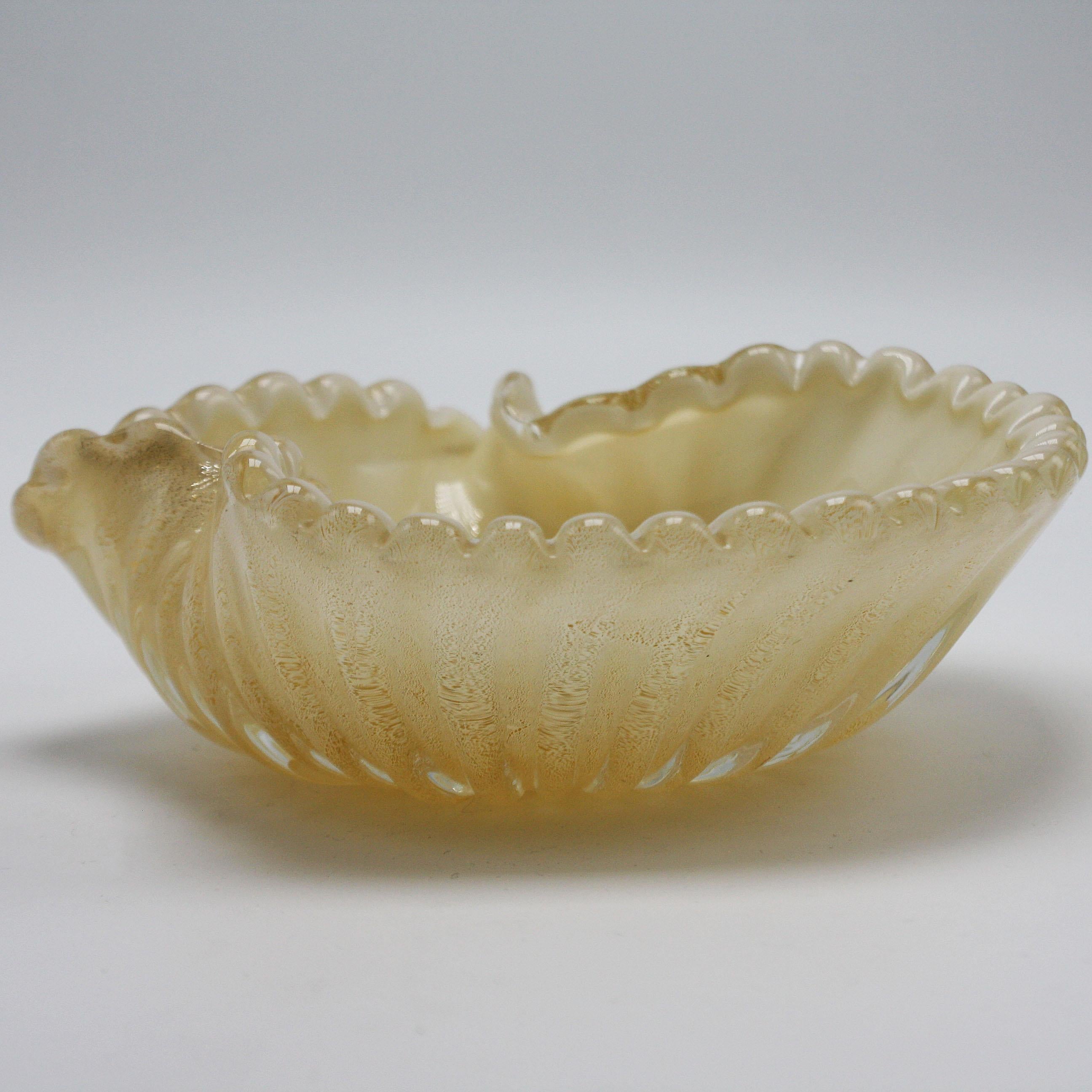 Ivory and Gold Murano Glass Bowl, circa 1960 In Good Condition In Dallas, TX