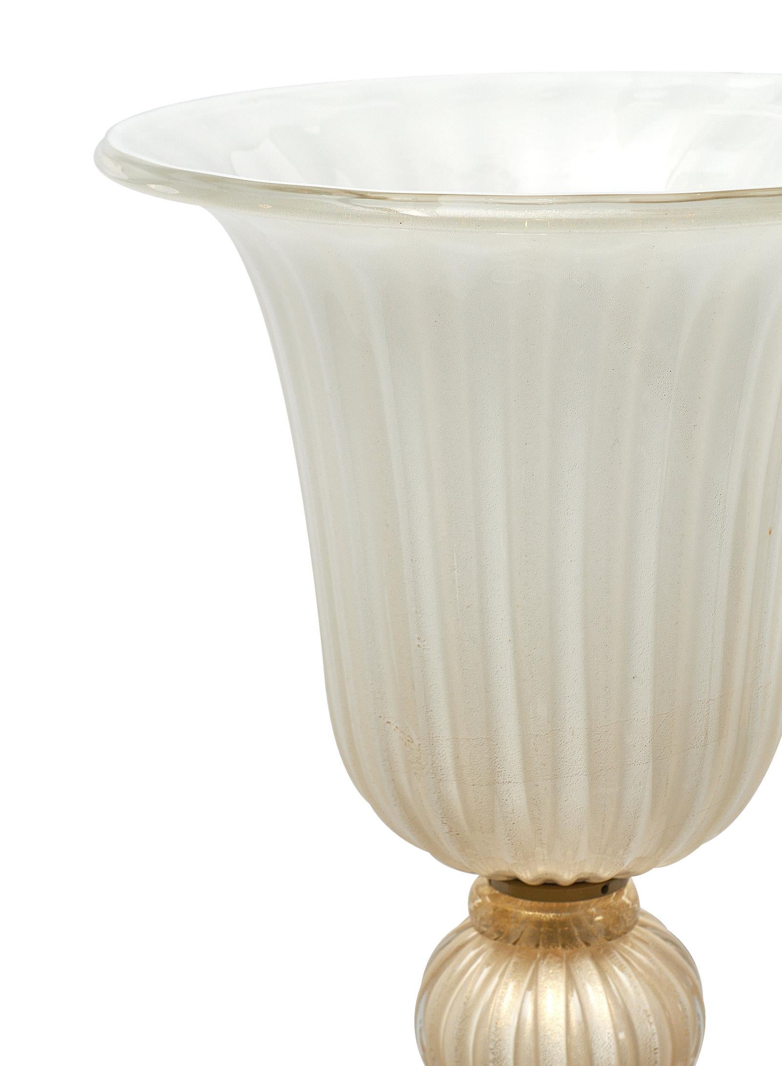 Une superbe paire de lampadaires en verre de Murano ivoire et or. Cette paire comporte 16 sphères striées de couleur ivoire sur chaque luminaire. Le verre soufflé à la main est fusionné avec des mouchetures d'or 23 carats. Ils ont été nouvellement