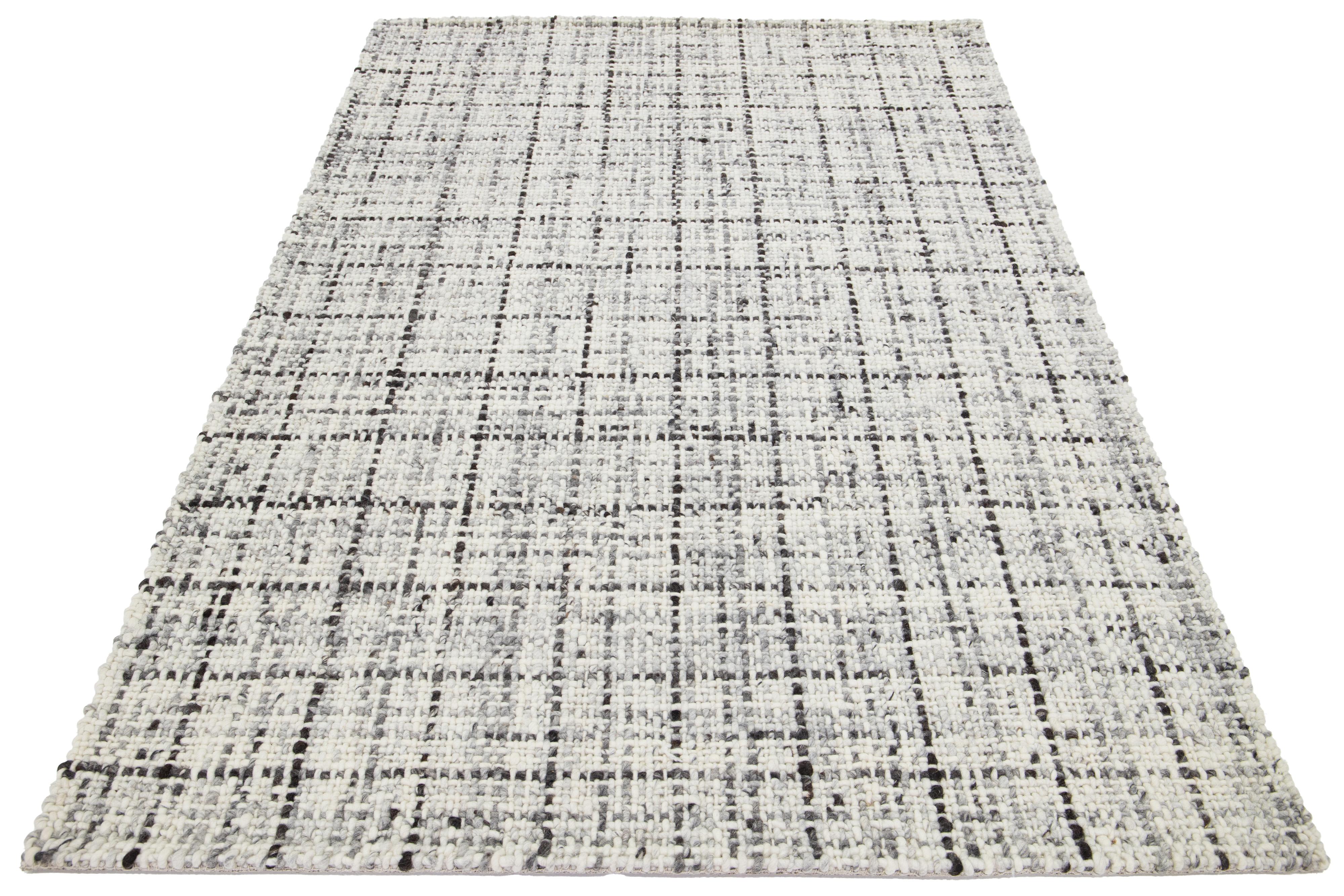 Questo bellissimo tappeto in lana Felt, tessuto a mano, fa parte della nostra Collectional Westport. Ha un campo color avorio e un disegno geometrico marrone e grigio all-over.

Questo tappeto misura 5' x 8'.

Colori e dimensioni personalizzate sono