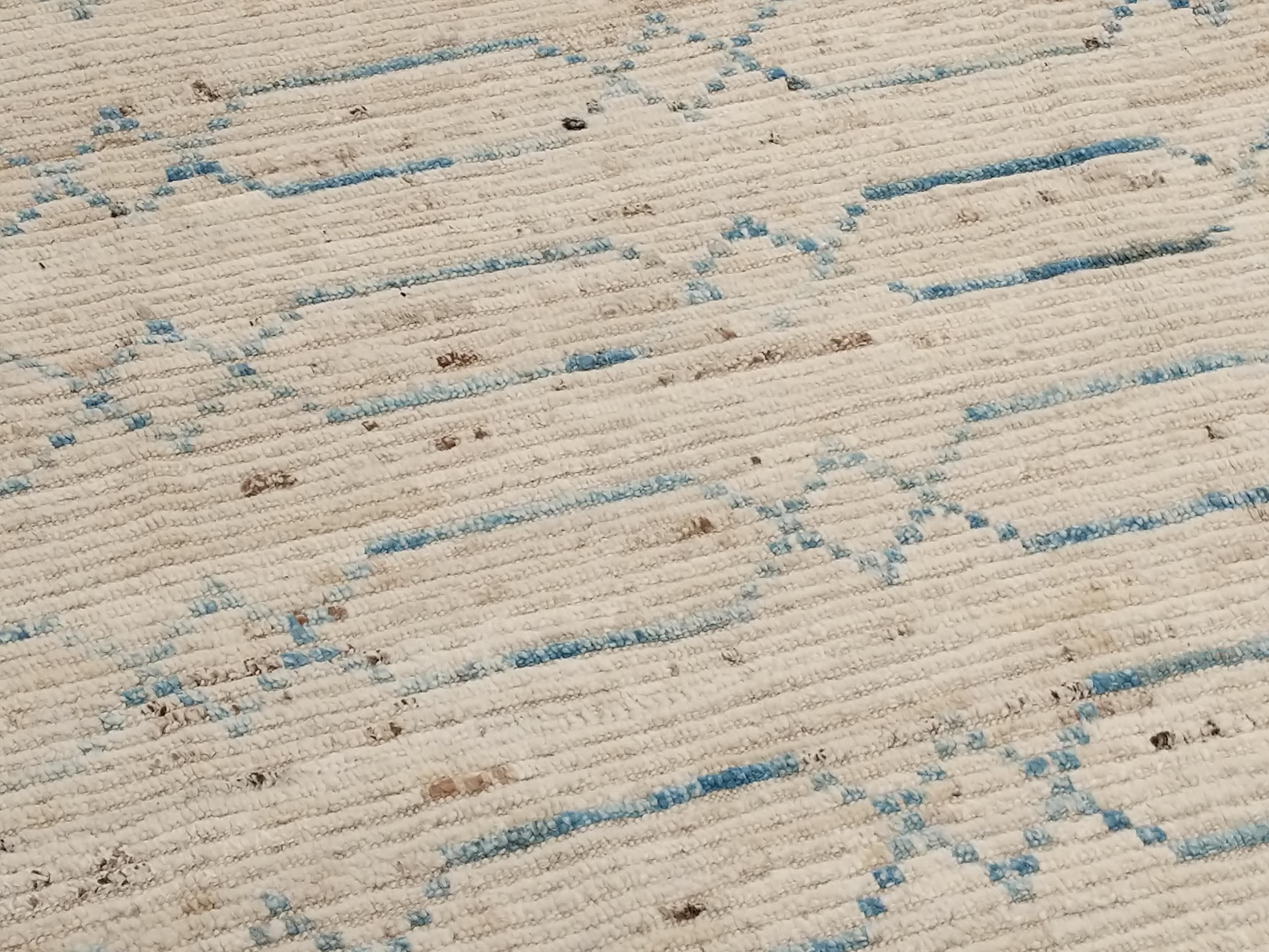 Laine Tapis surdimensionné de style scandinave à motifs géométriques ivoire et bleu clair en vente