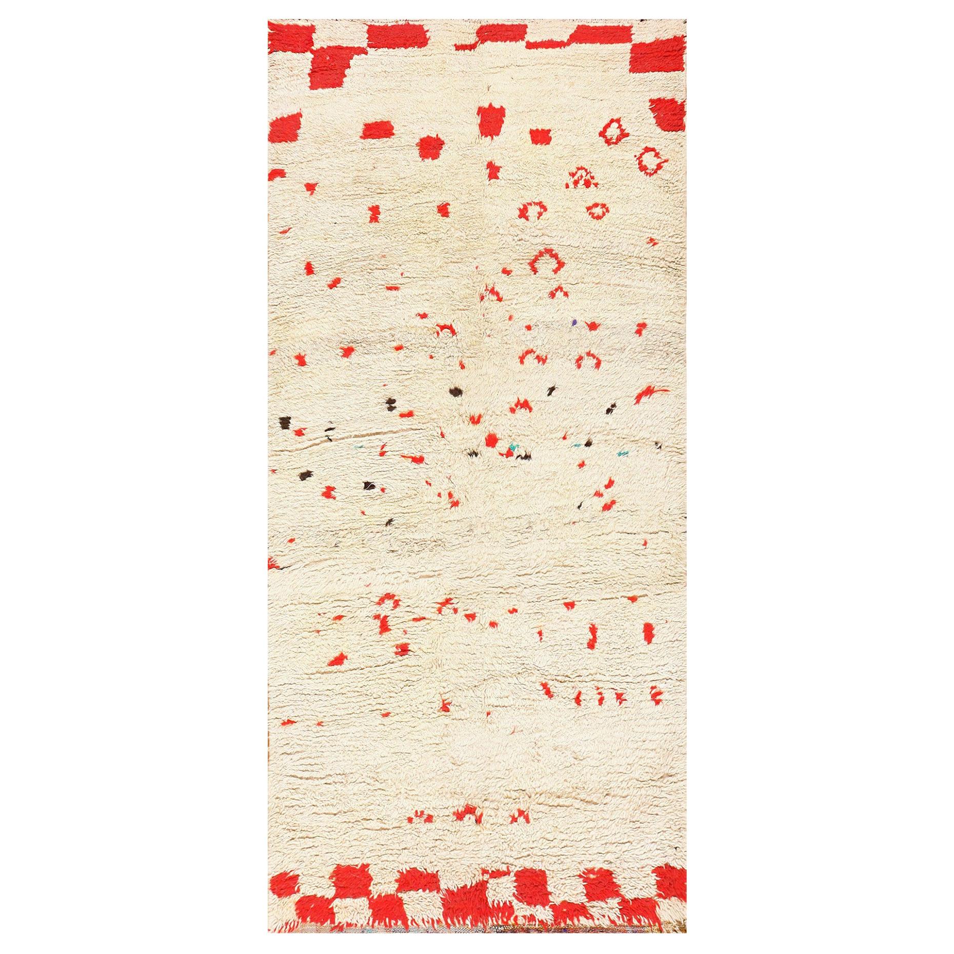 Ivory and Red Vintage Moroccan Rug. Size: 4 ft 7 in x 9 ft (1.4 m x 2.74 m)