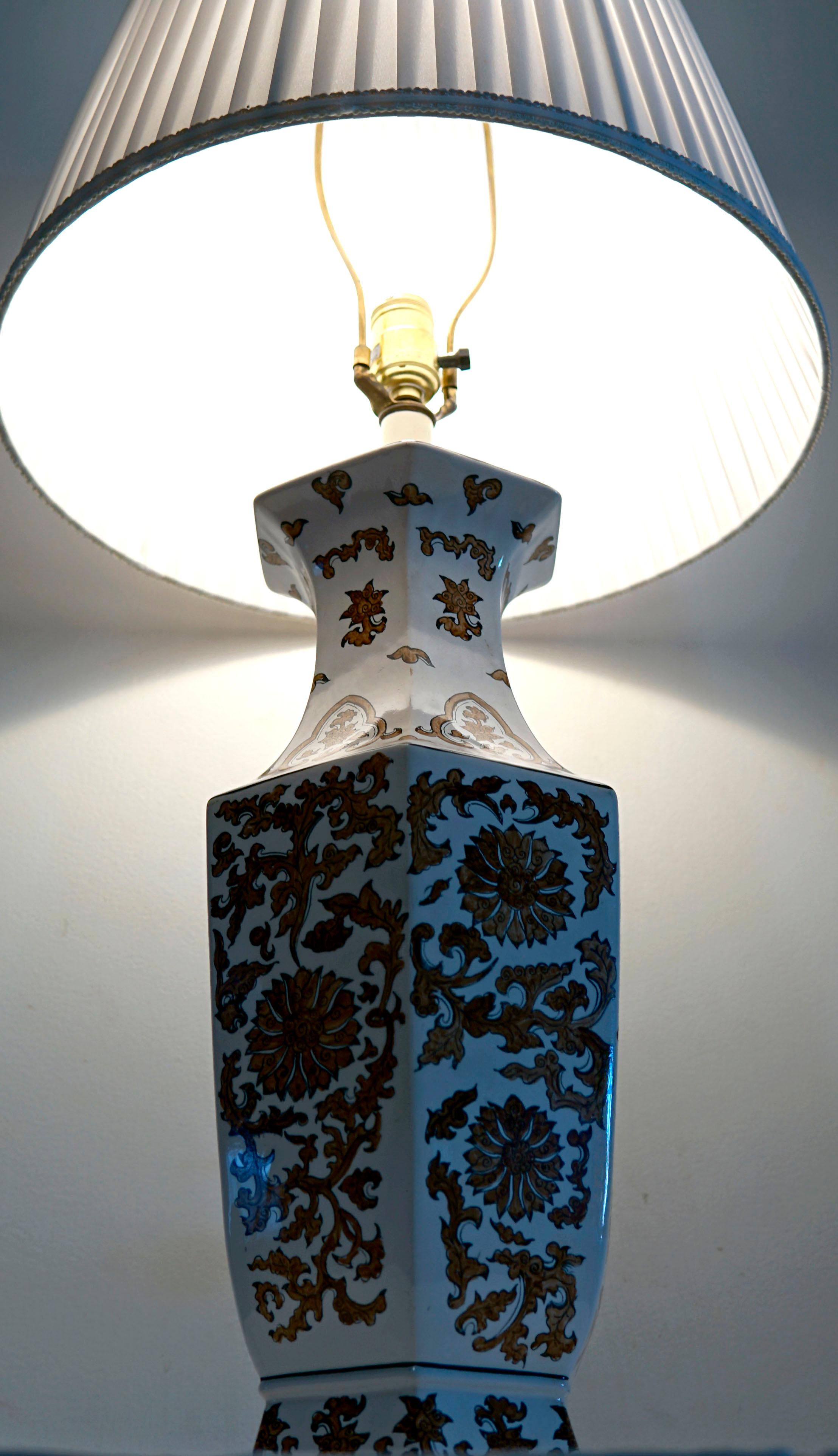 Lampe de table vintage en porcelaine ivoire et bronze peinte à la main en forme d'hexagone en vente 2