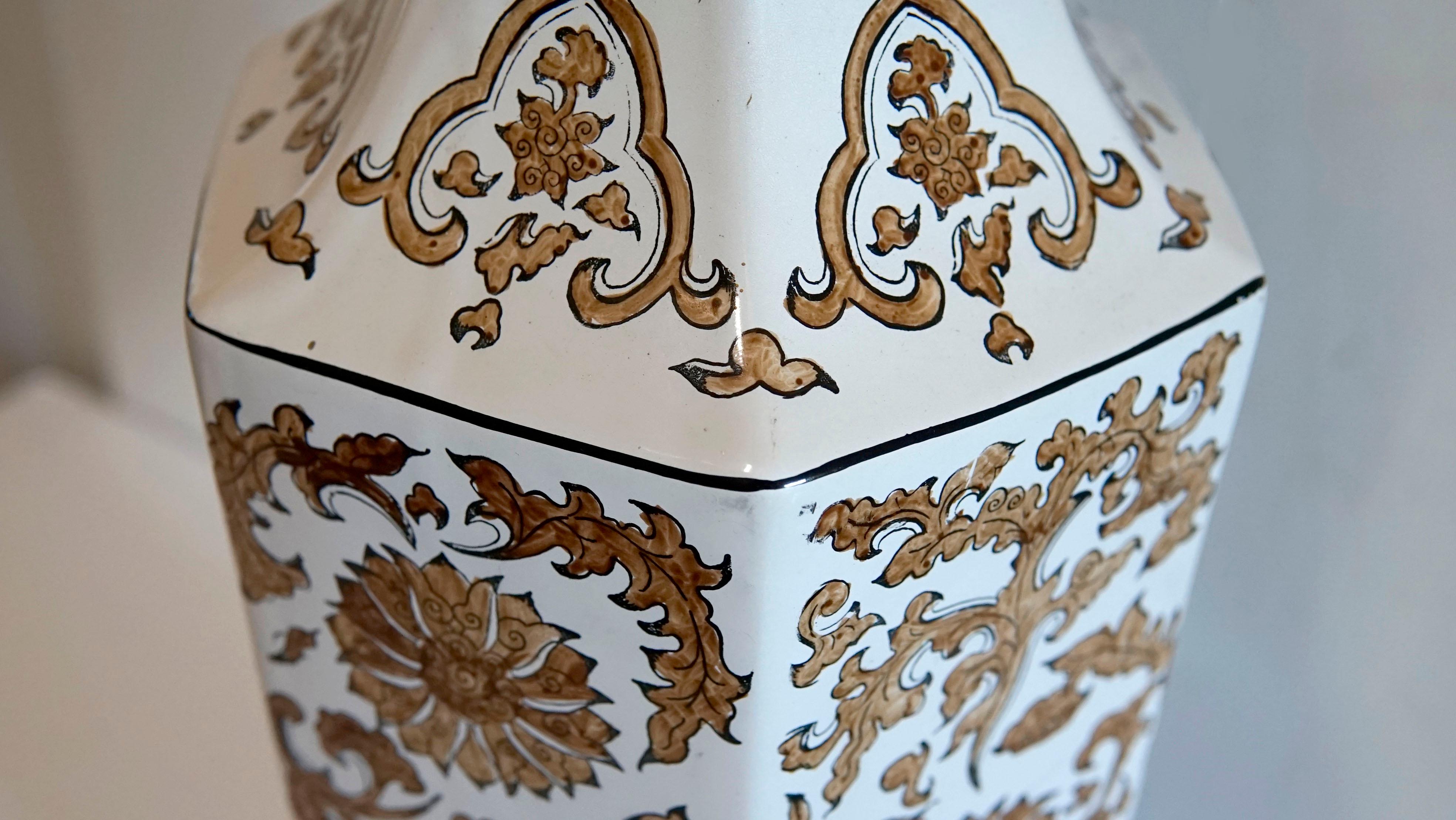 Mauresque Lampe de table vintage en porcelaine ivoire et bronze peinte à la main en forme d'hexagone en vente