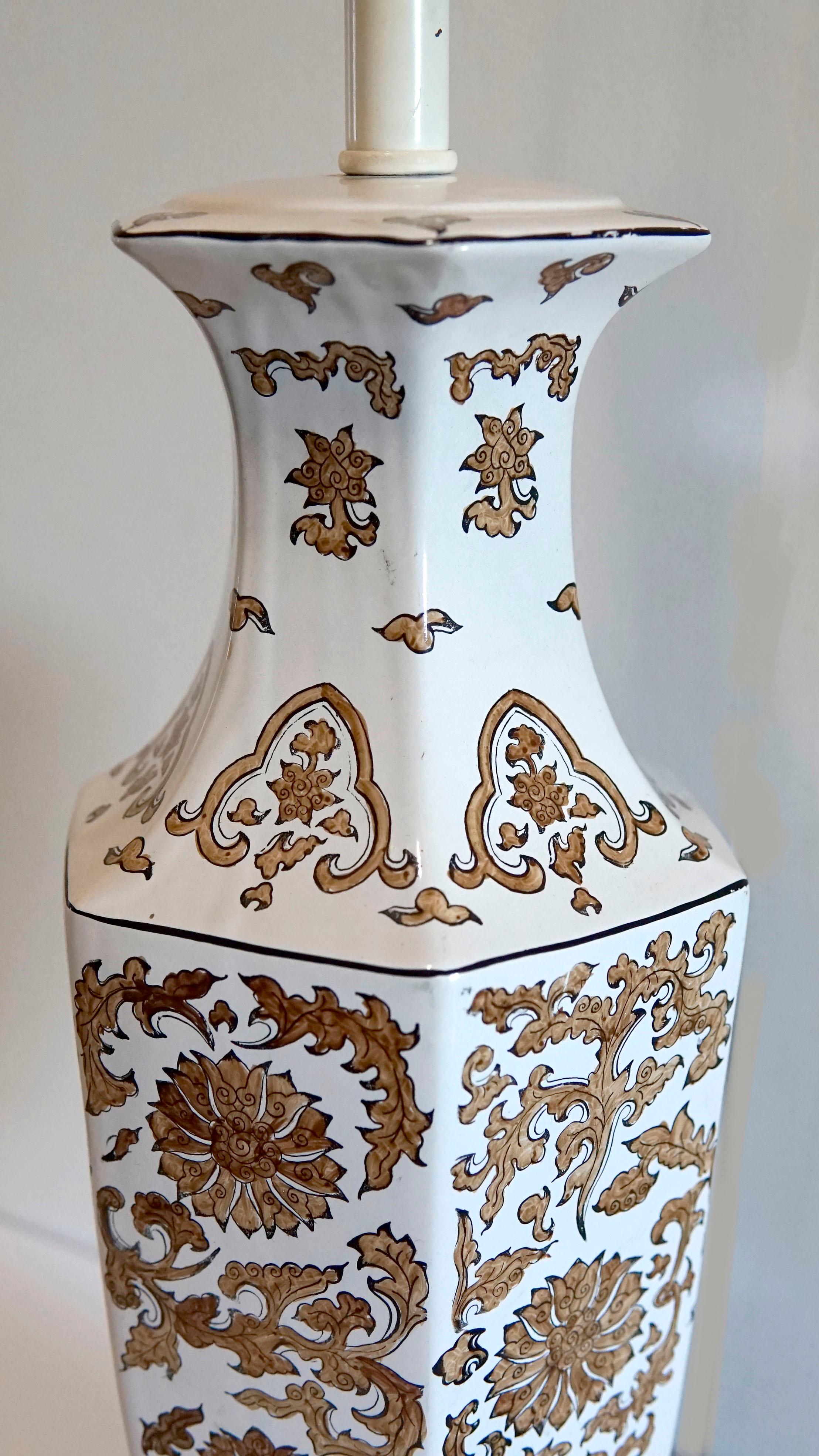 English Ivory and Tan Porcelain Hexagon Shaped Hand Painted Vintage Table Lamp For Sale
