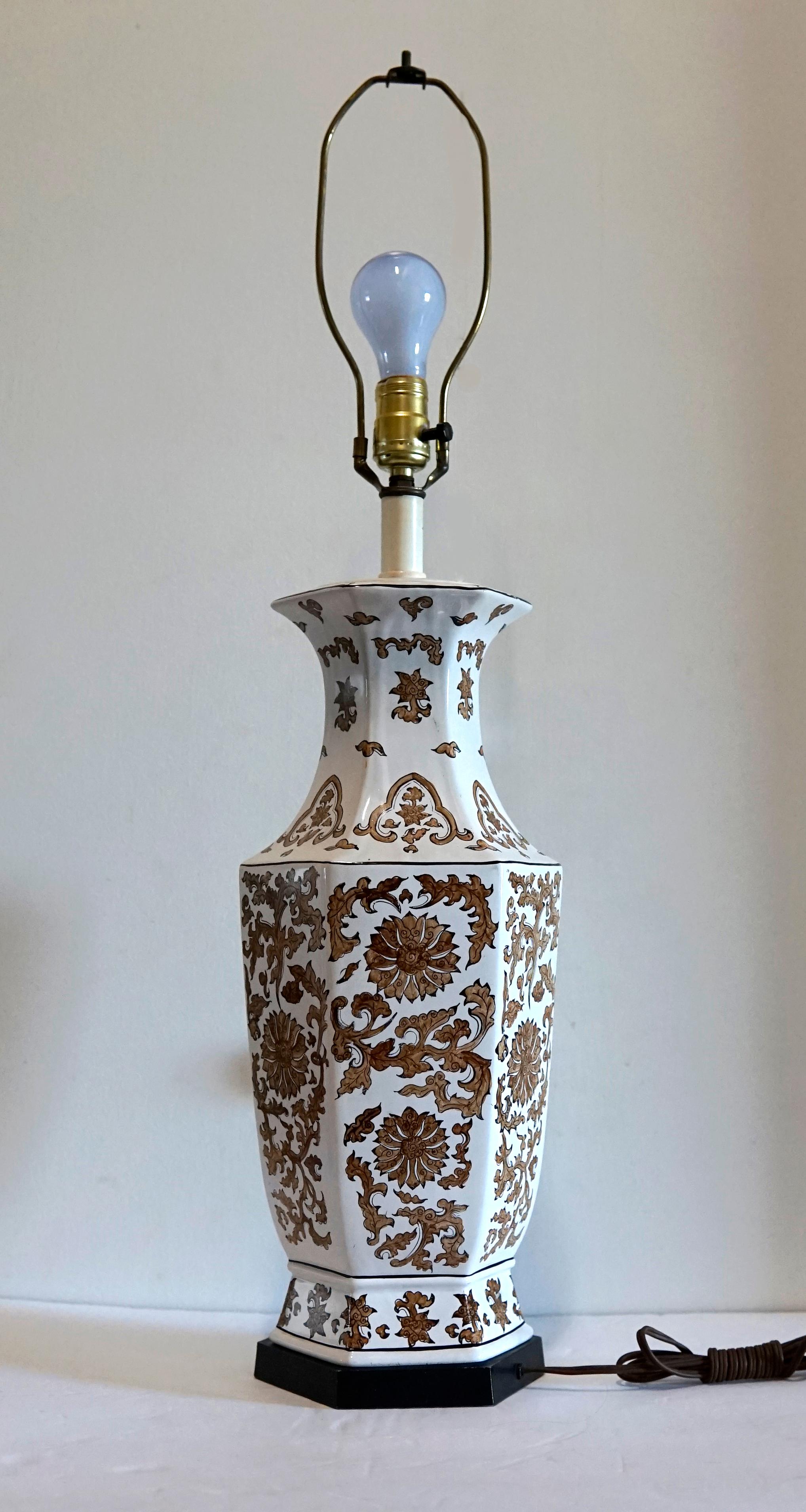 Vernissé Lampe de table vintage en porcelaine ivoire et bronze peinte à la main en forme d'hexagone en vente