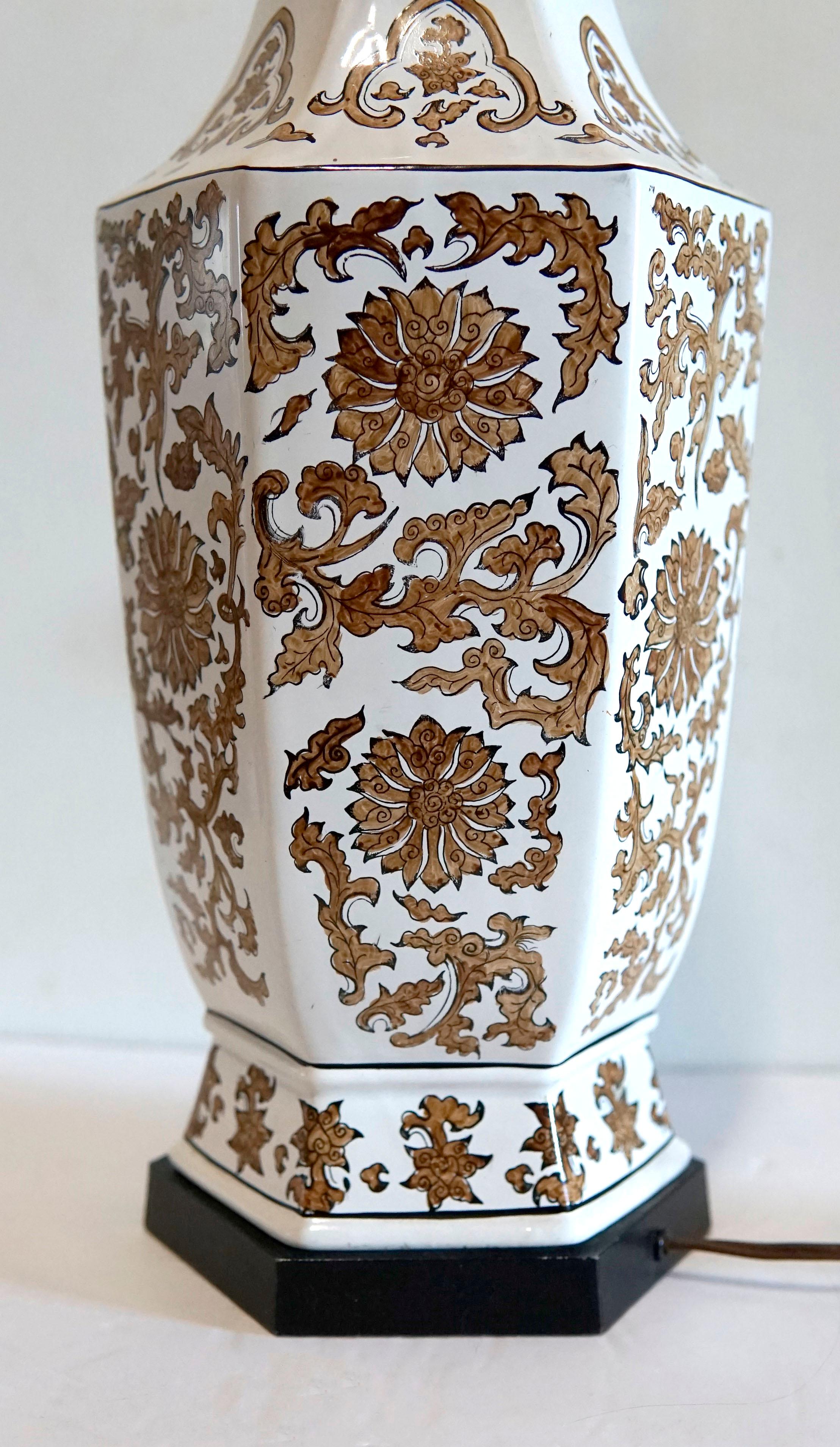 Ivory and Tan Porcelain Hexagon Shaped Hand Painted Vintage Table Lamp In Good Condition For Sale In Lomita, CA