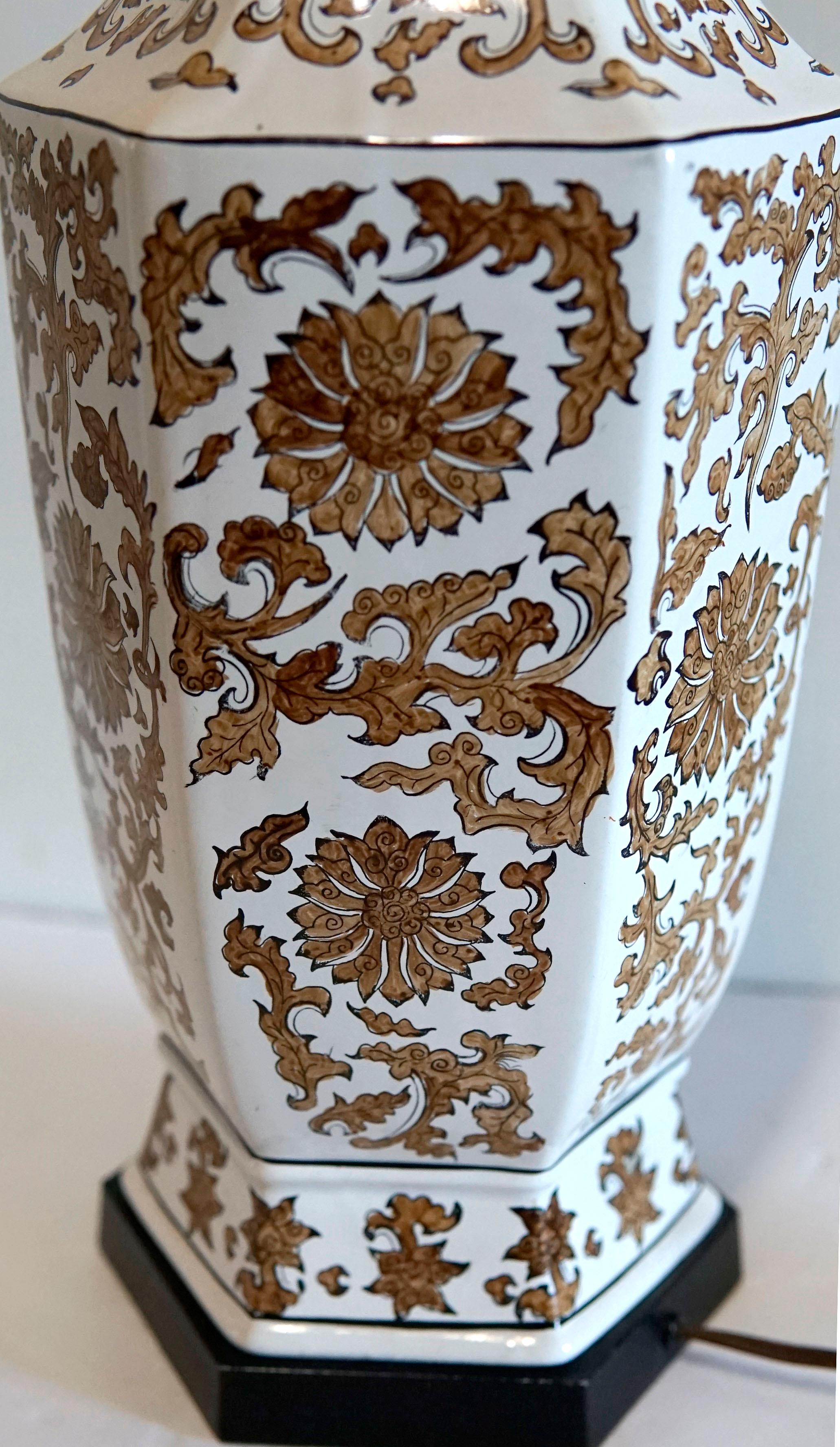 Lampe de table vintage en porcelaine ivoire et bronze peinte à la main en forme d'hexagone en vente 1