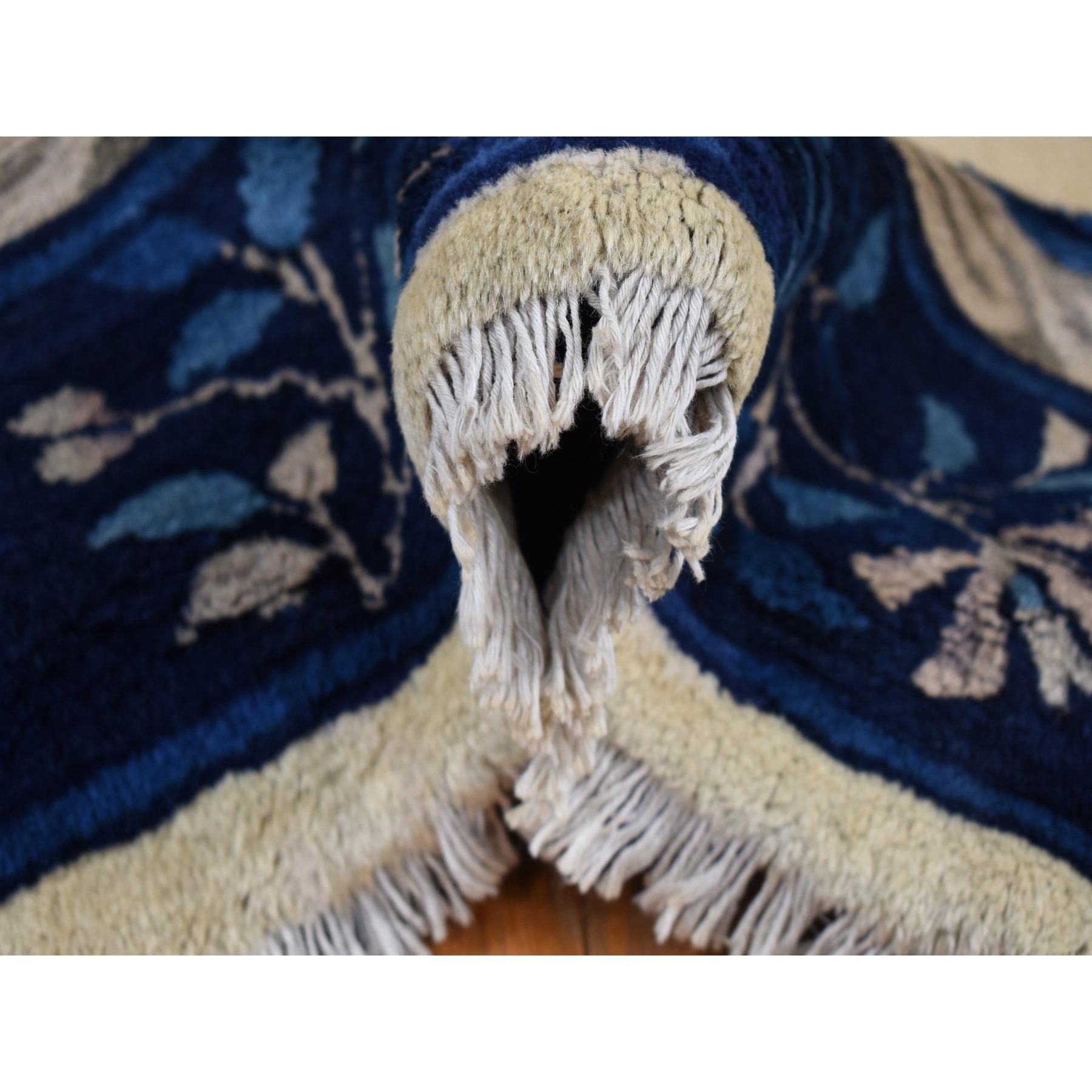 Elfenbein Antikes Chinesisches Peking mit Schmetterlingen Handgeknüpfter Wolle Sauberer Weicher Teppich im Angebot 1