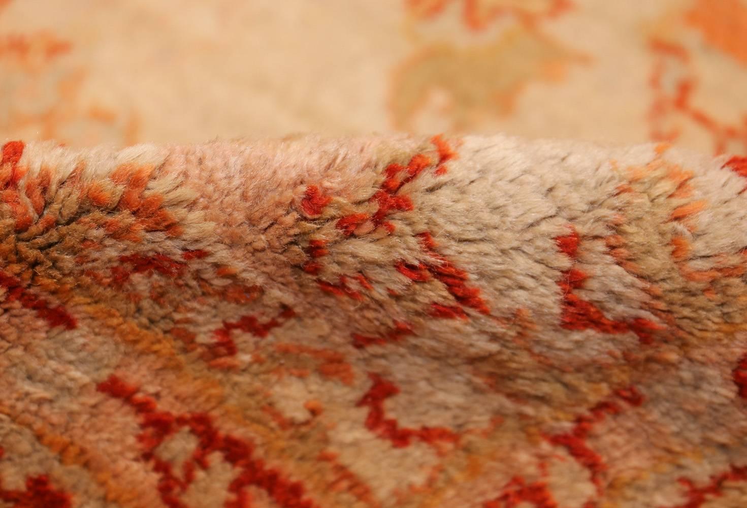Magnifique tapis turc ancien Oushak en ivoire, Pays d'origine / Type de tapis : Tapis turc, Circa Date : 1900. Taille : 13 ft 7 in x 15 ft 3 in (4,14 m x 4,65 m).