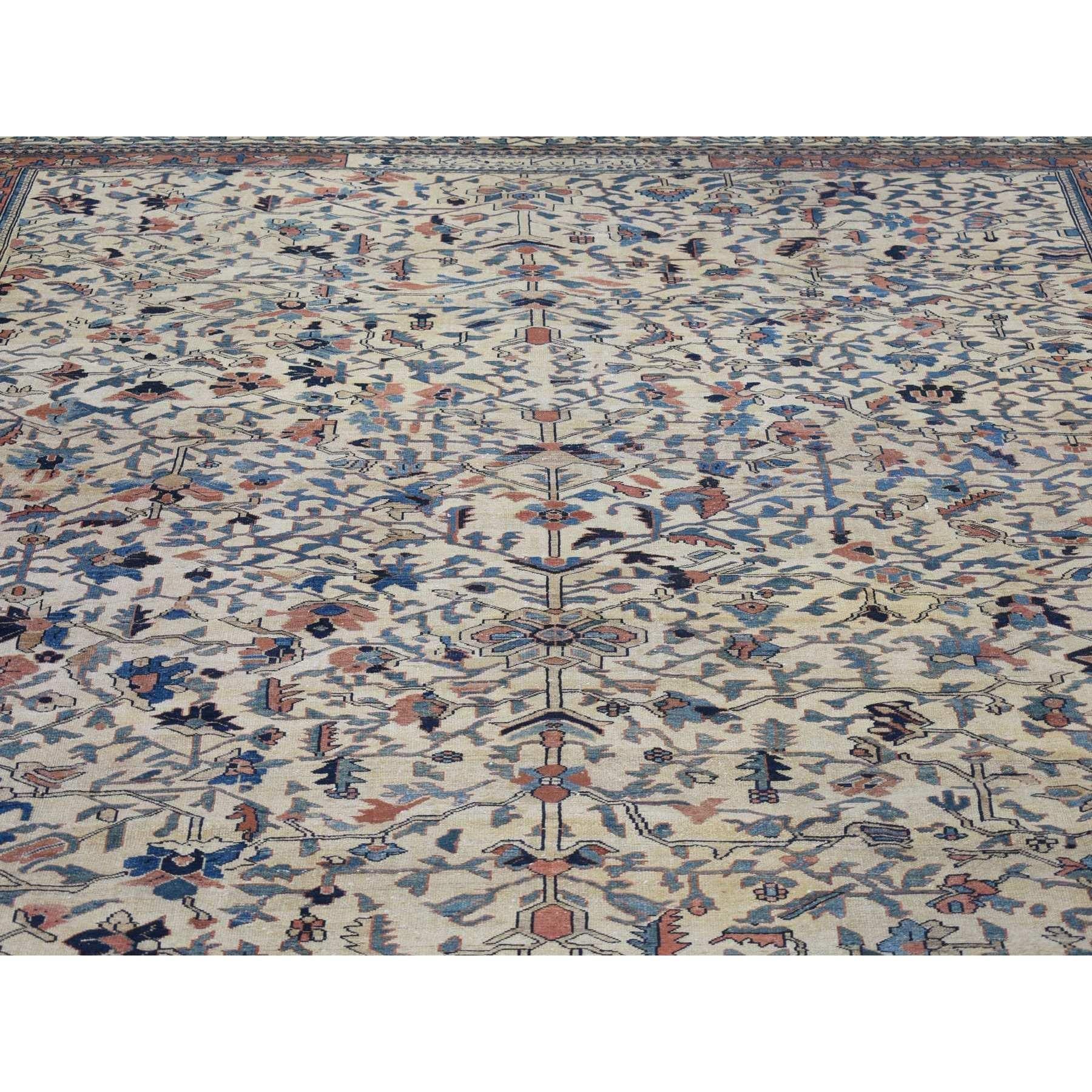 Antiker persischer Bakhtiar, signiert von Kashan Carpets, handgeknüpfter Wollteppich in Elfenbein (Frühes 20. Jahrhundert) im Angebot