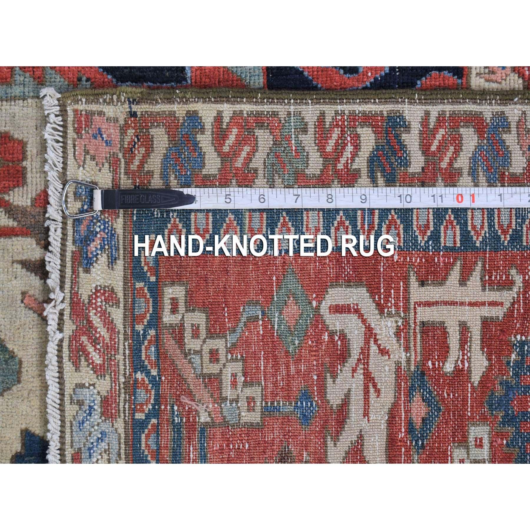 Handgeknüpfter, antiker persischer Karajeh Serapi-Teppich aus reiner Wolle in Elfenbein im Angebot 7
