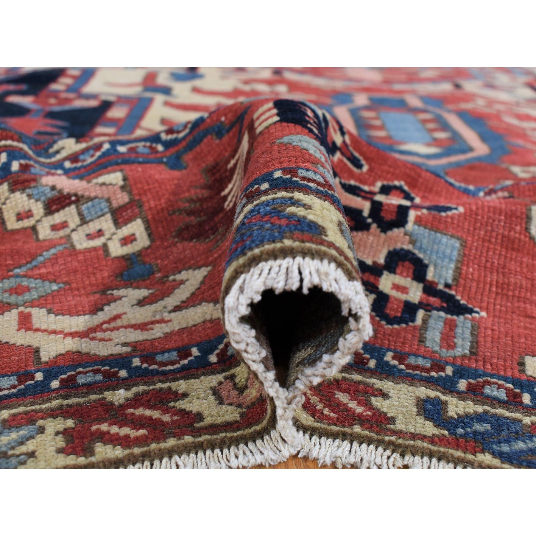Handgeknüpfter, antiker persischer Karajeh Serapi-Teppich aus reiner Wolle in Elfenbein im Angebot 1