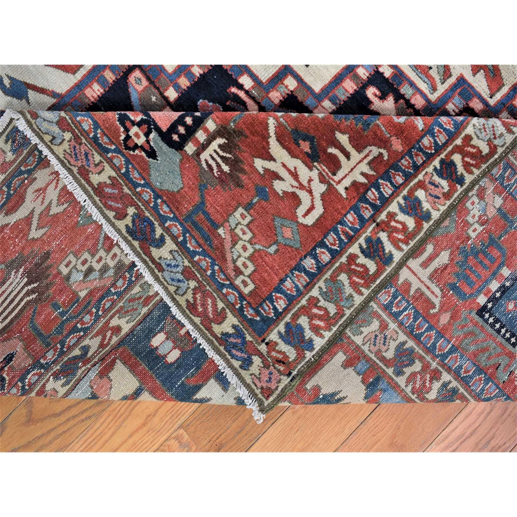 Handgeknüpfter, antiker persischer Karajeh Serapi-Teppich aus reiner Wolle in Elfenbein im Angebot 2
