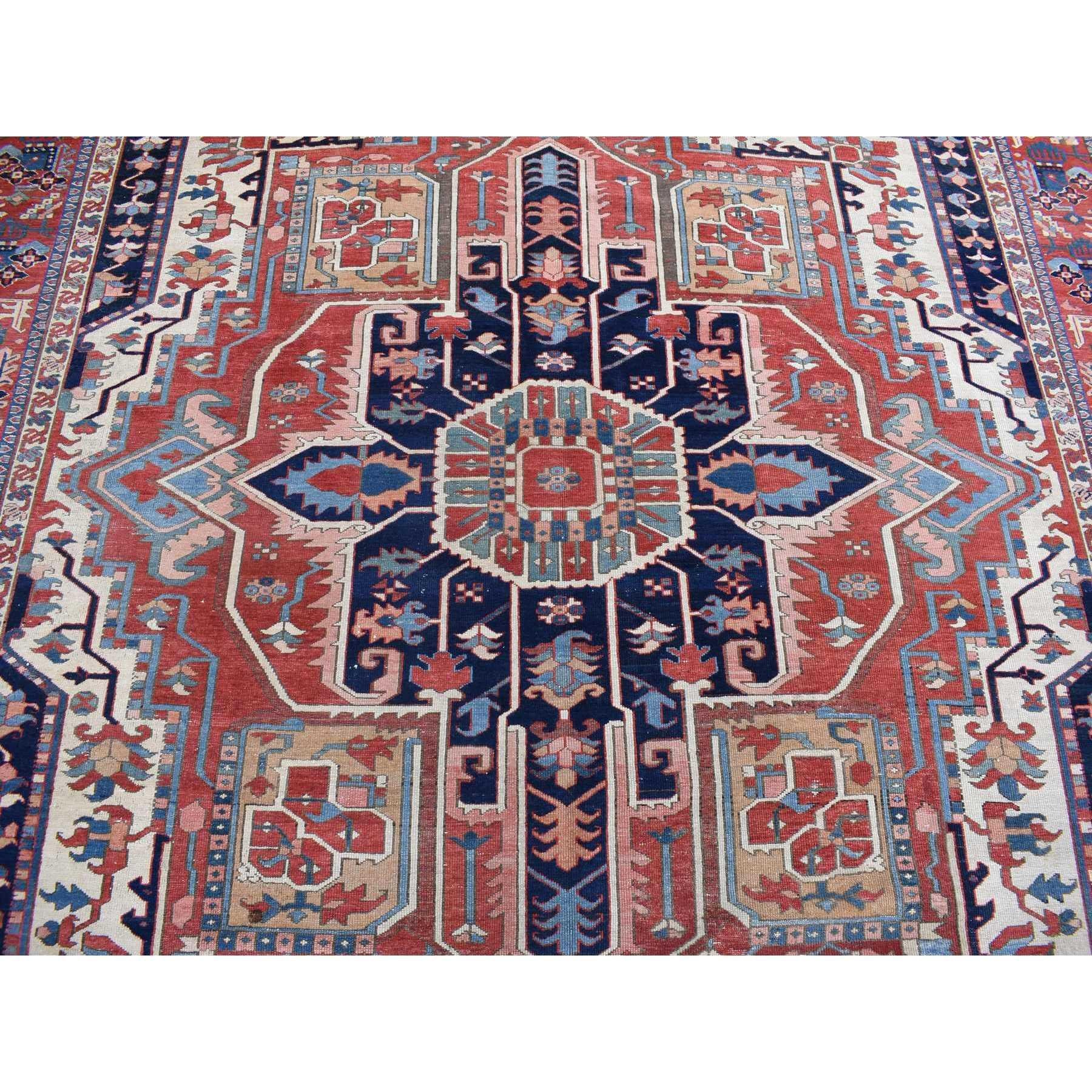 Handgeknüpfter, antiker persischer Karajeh Serapi-Teppich aus reiner Wolle in Elfenbein im Angebot 4