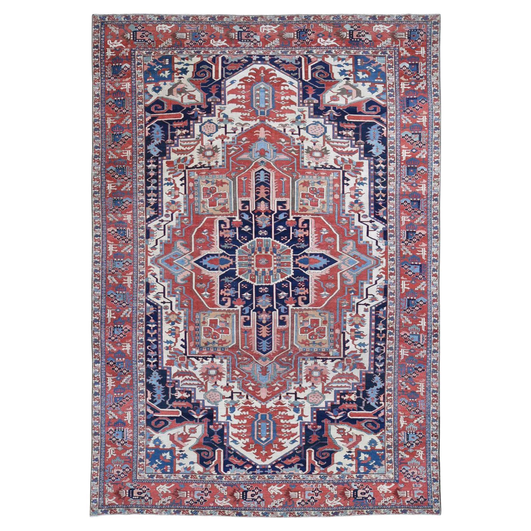 Handgeknüpfter, antiker persischer Karajeh Serapi-Teppich aus reiner Wolle in Elfenbein im Angebot