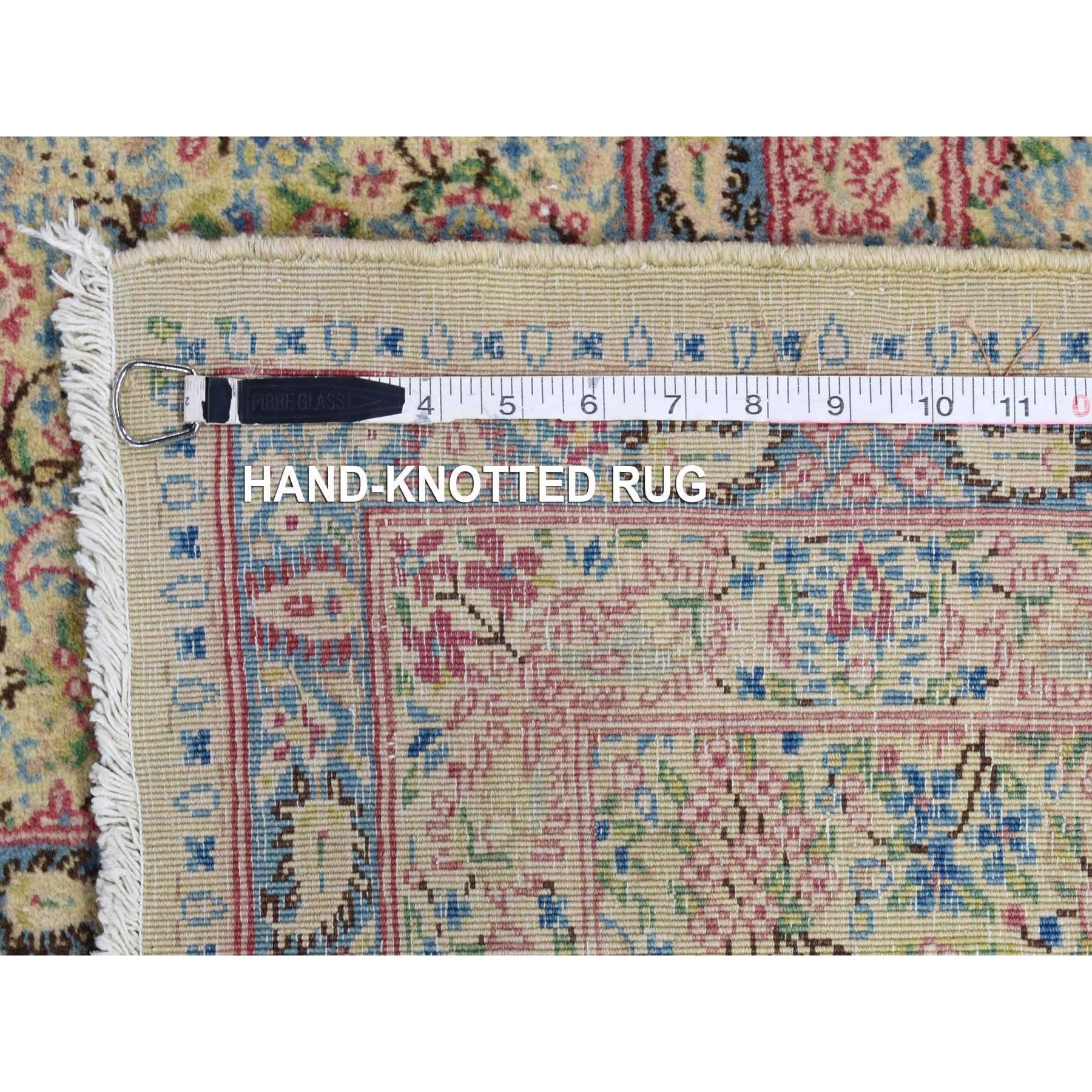 Tapis persan ancien Kerman  poils longs en laine ivoire  motif cachemire nou  la main en vente 2