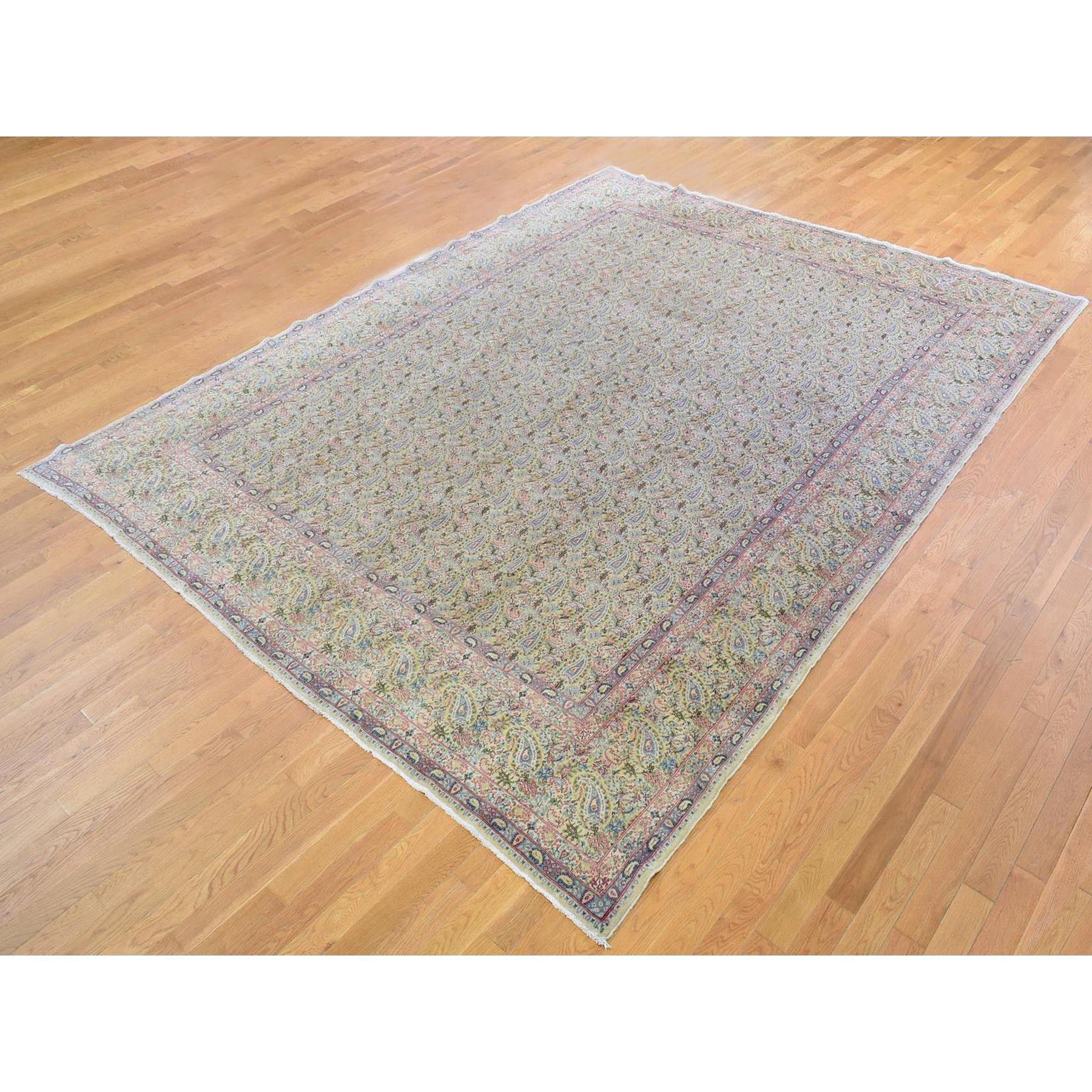 Elfenbeinfarbener antiker persischer Kerman-Teppich in voller Flor mit weichem Paisleymuster, handgeknpft (Mittelalterlich) im Angebot