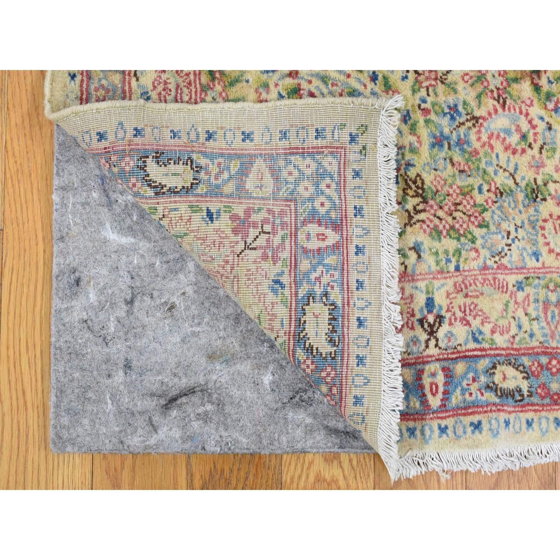 Perse Tapis persan ancien Kerman  poils longs en laine ivoire  motif cachemire nou  la main en vente
