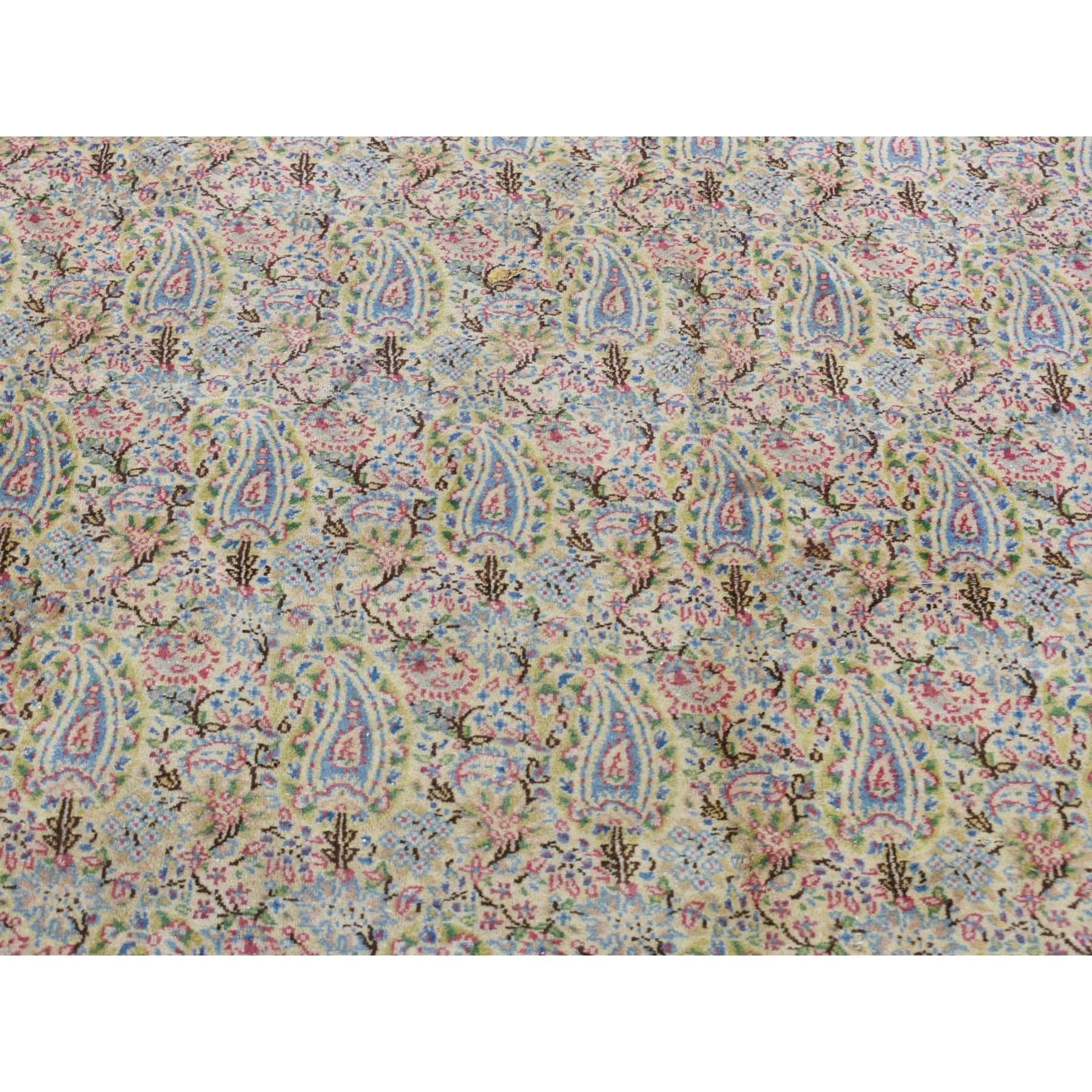 Elfenbeinfarbener antiker persischer Kerman-Teppich in voller Flor mit weichem Paisleymuster, handgeknpft (Wolle) im Angebot