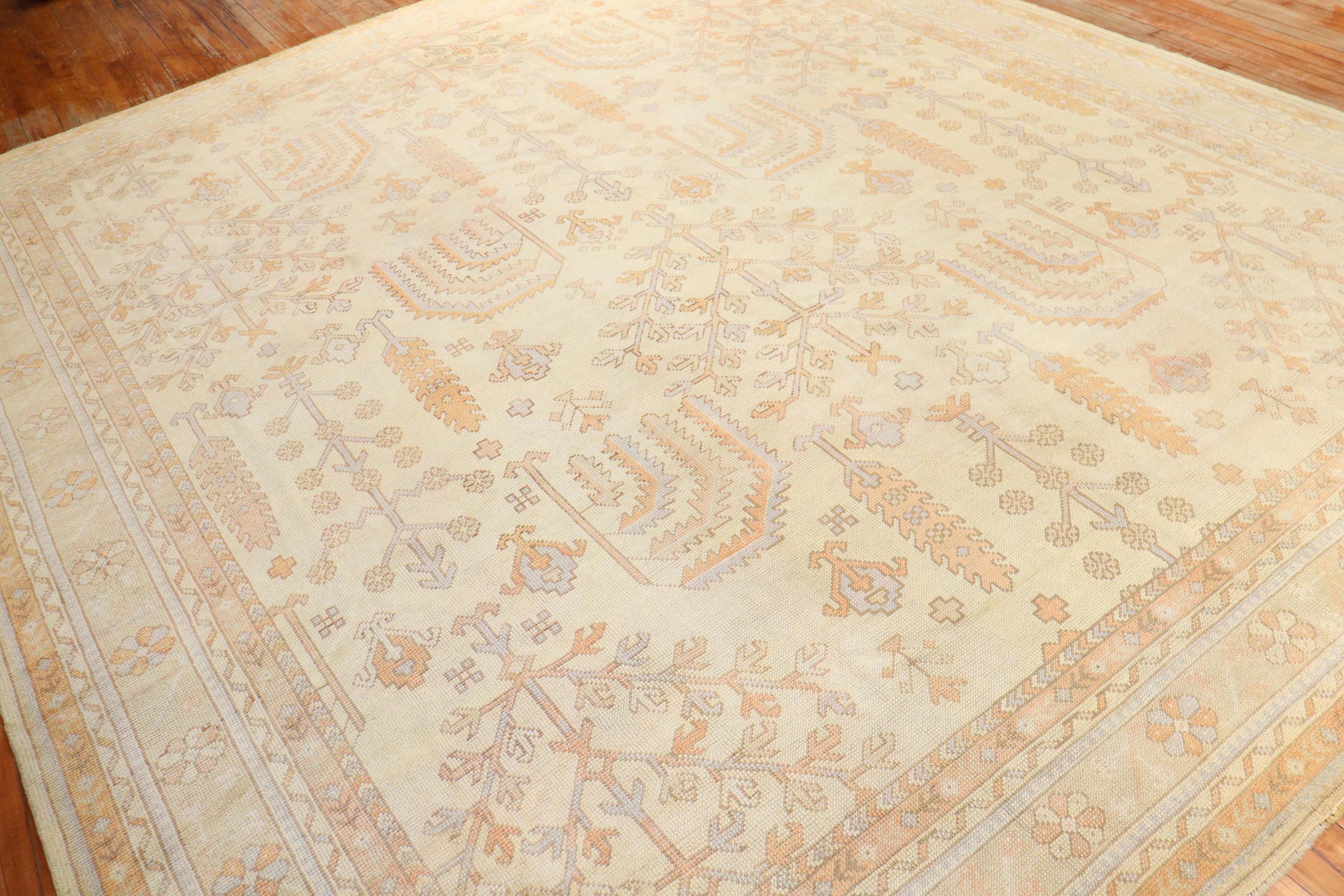 Tapis carré turc antique Oushak ivoire en vente 2