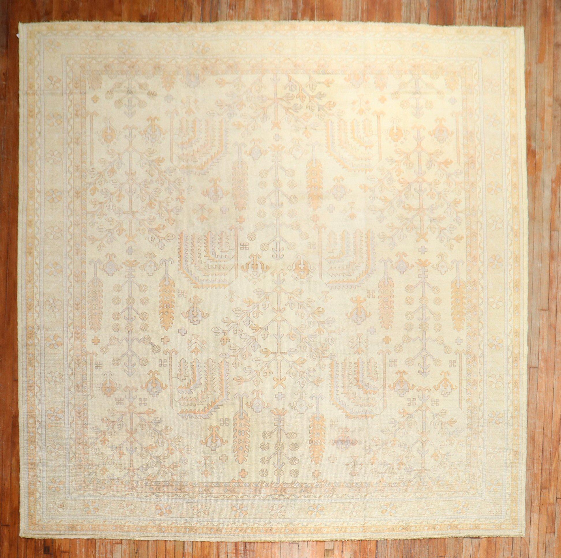 Tapis carré turc antique Oushak ivoire en vente 3