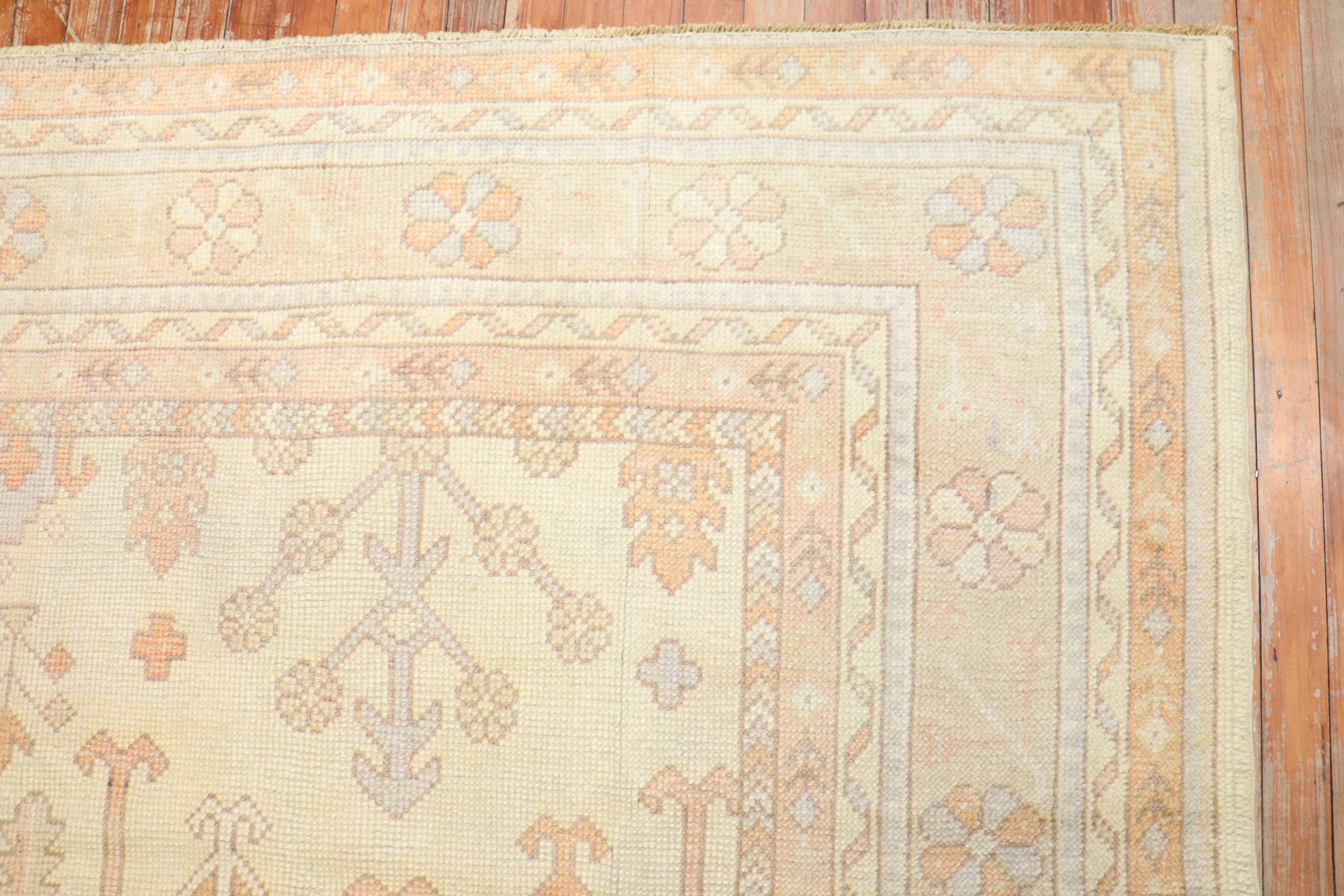 Turc Tapis carré turc antique Oushak ivoire en vente