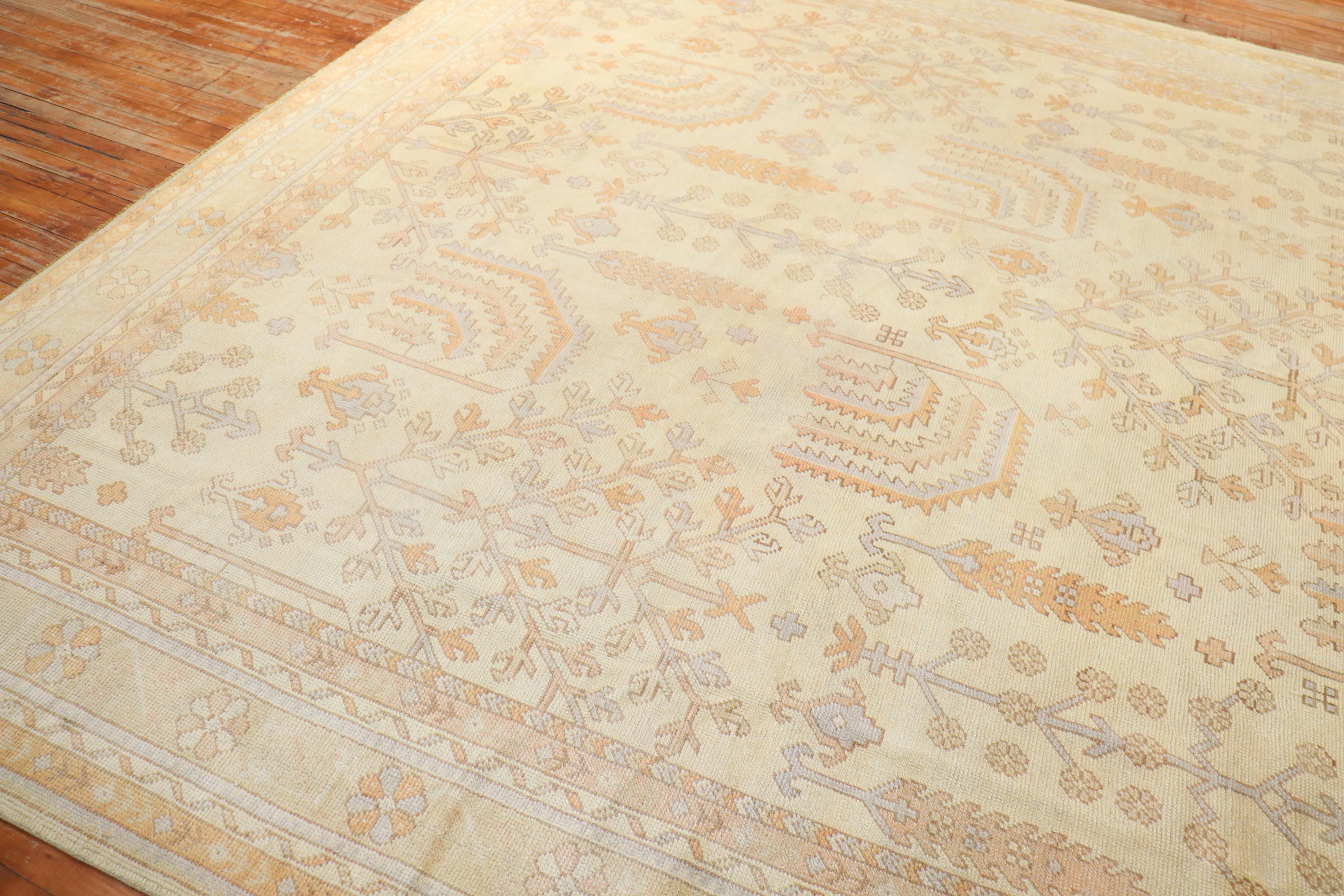 Elfenbeinfarbener antiker türkischer quadratischer Oushak-Teppich (Handgewebt) im Angebot