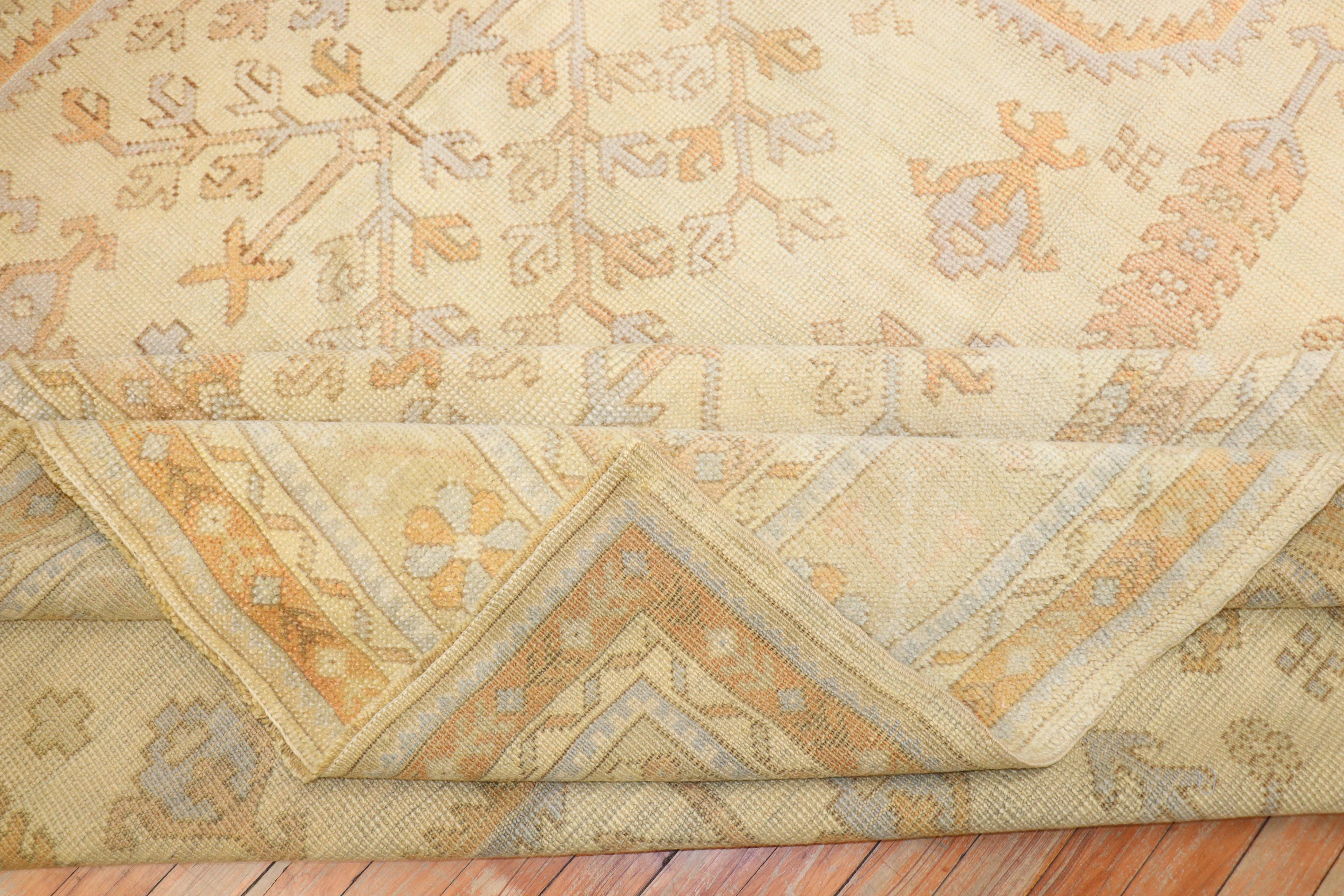 Elfenbeinfarbener antiker türkischer quadratischer Oushak-Teppich im Zustand „Gut“ im Angebot in New York, NY
