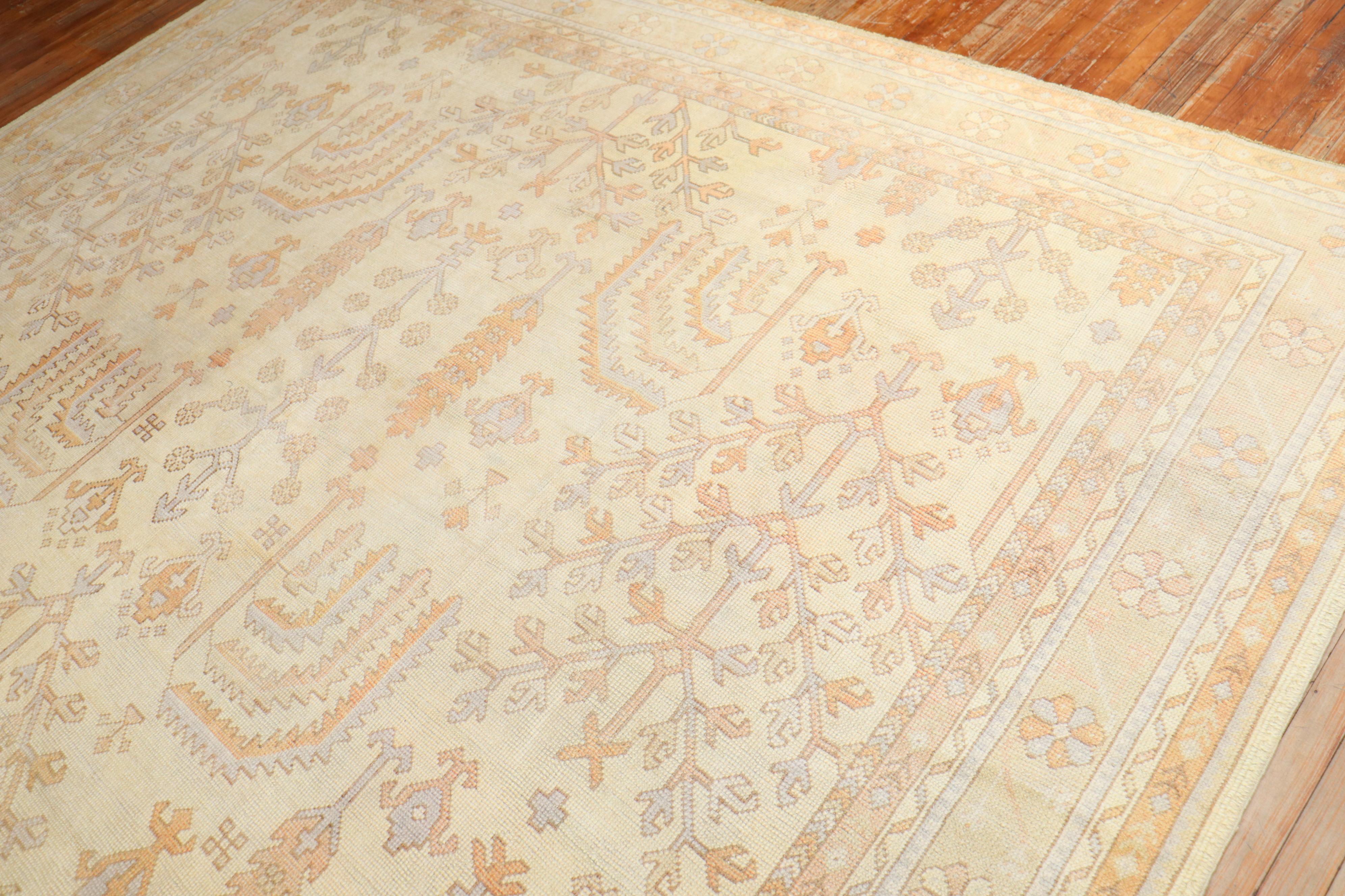 Elfenbeinfarbener antiker türkischer quadratischer Oushak-Teppich (20. Jahrhundert) im Angebot