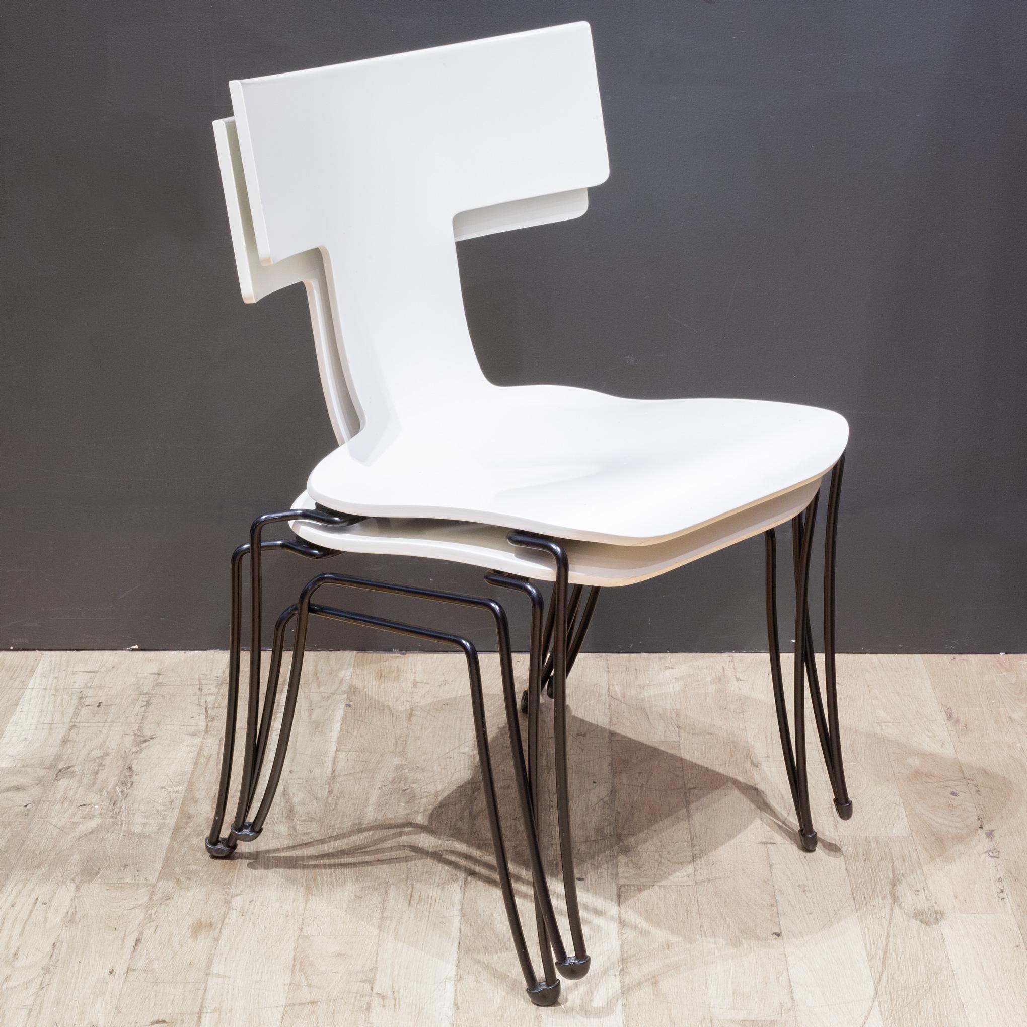 CIRCA

Un set di due sedie in legno curvato Donghia Anziano disegnate da John Hutton. Base avorio con gambe in metallo nero a spillo. Le sedie sono impilabili.

    CREATORE John Hutton per Donghia. 
    DATA DI FABBRICAZIONE c.1990-2010.
   