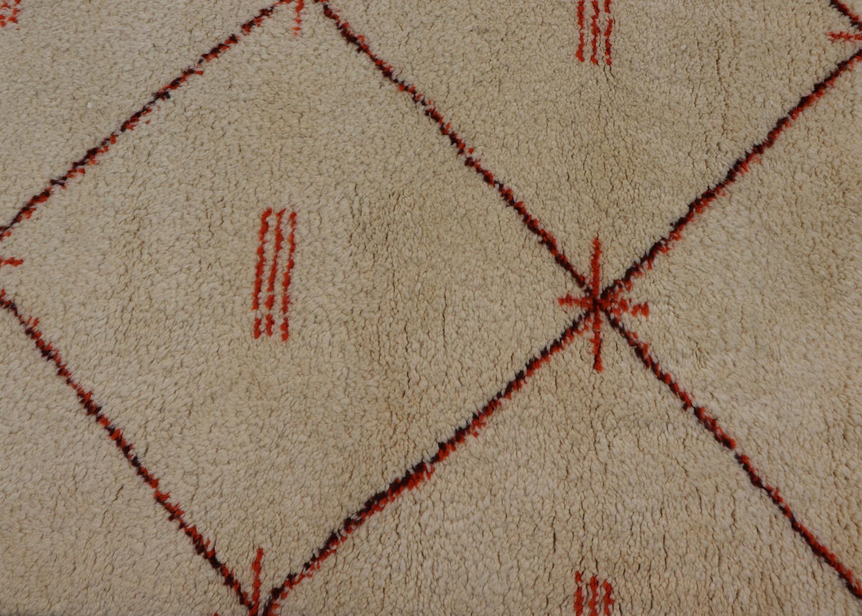 Großer marokkanischer Vintage-Teppich mit elfenbeinfarbenem Hintergrund und orangefarbenem/braunem Diamantmuster  im Angebot 2