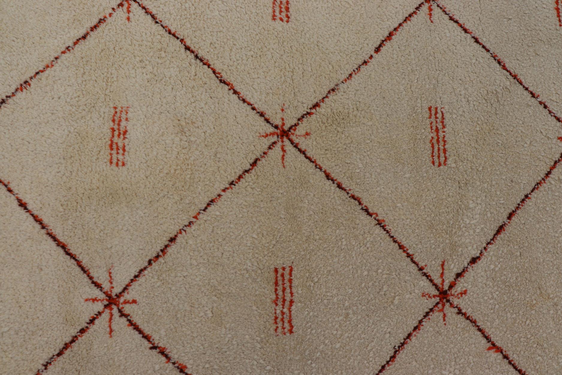Großer marokkanischer Vintage-Teppich mit elfenbeinfarbenem Hintergrund und orangefarbenem/braunem Diamantmuster  im Angebot 4