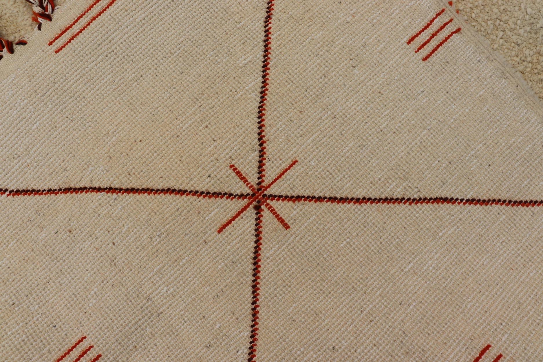 Großer marokkanischer Vintage-Teppich mit elfenbeinfarbenem Hintergrund und orangefarbenem/braunem Diamantmuster  im Angebot 7