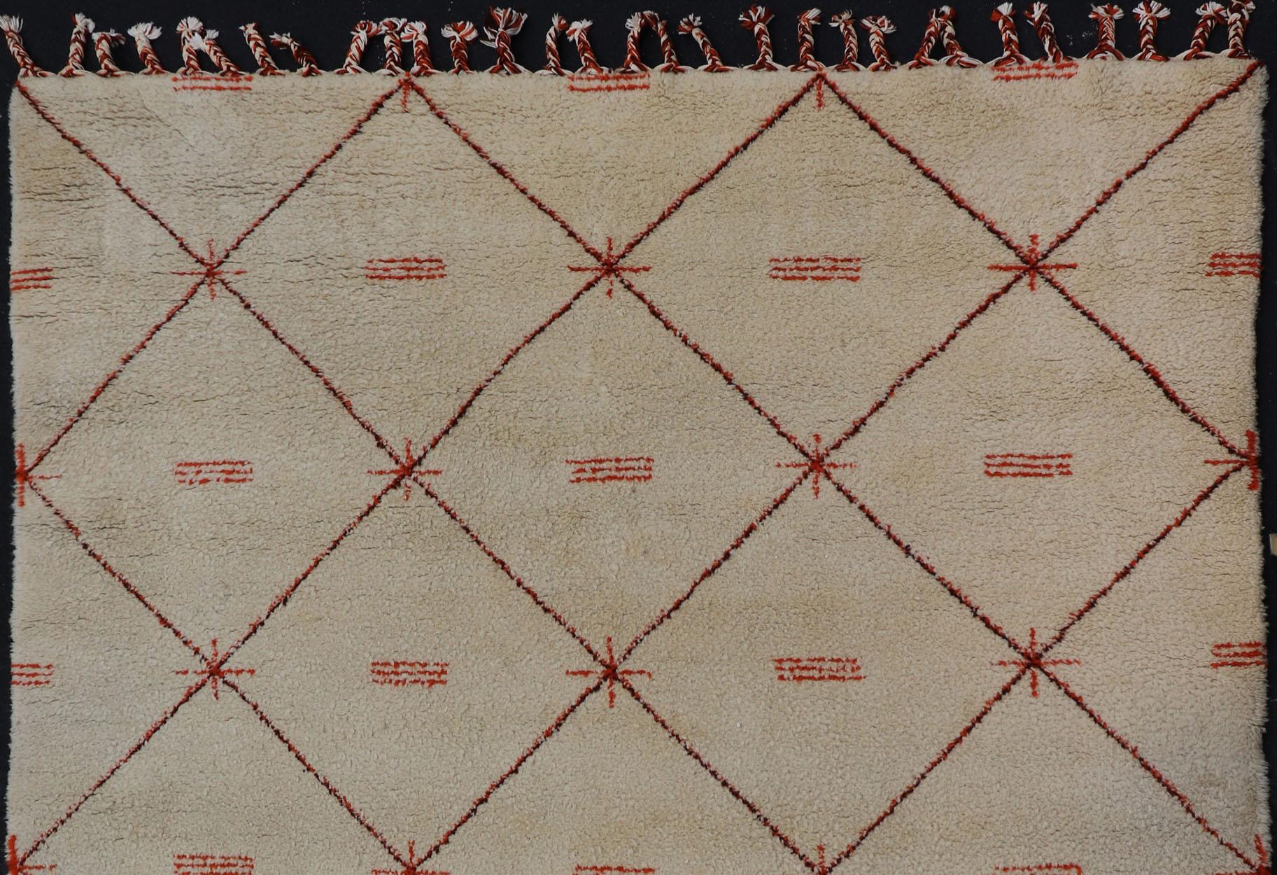 Vintage Großer marokkanischer Teppich mit elfenbeinfarbenem Hintergrund mit orangefarbenem, rotem, braunem und schwarzem Rautenmuster und marokkanischen Fransen, Teppich M14-1002, Herkunftsland / Typ: Marokko / Tribal, etwa Mitte des 20.
