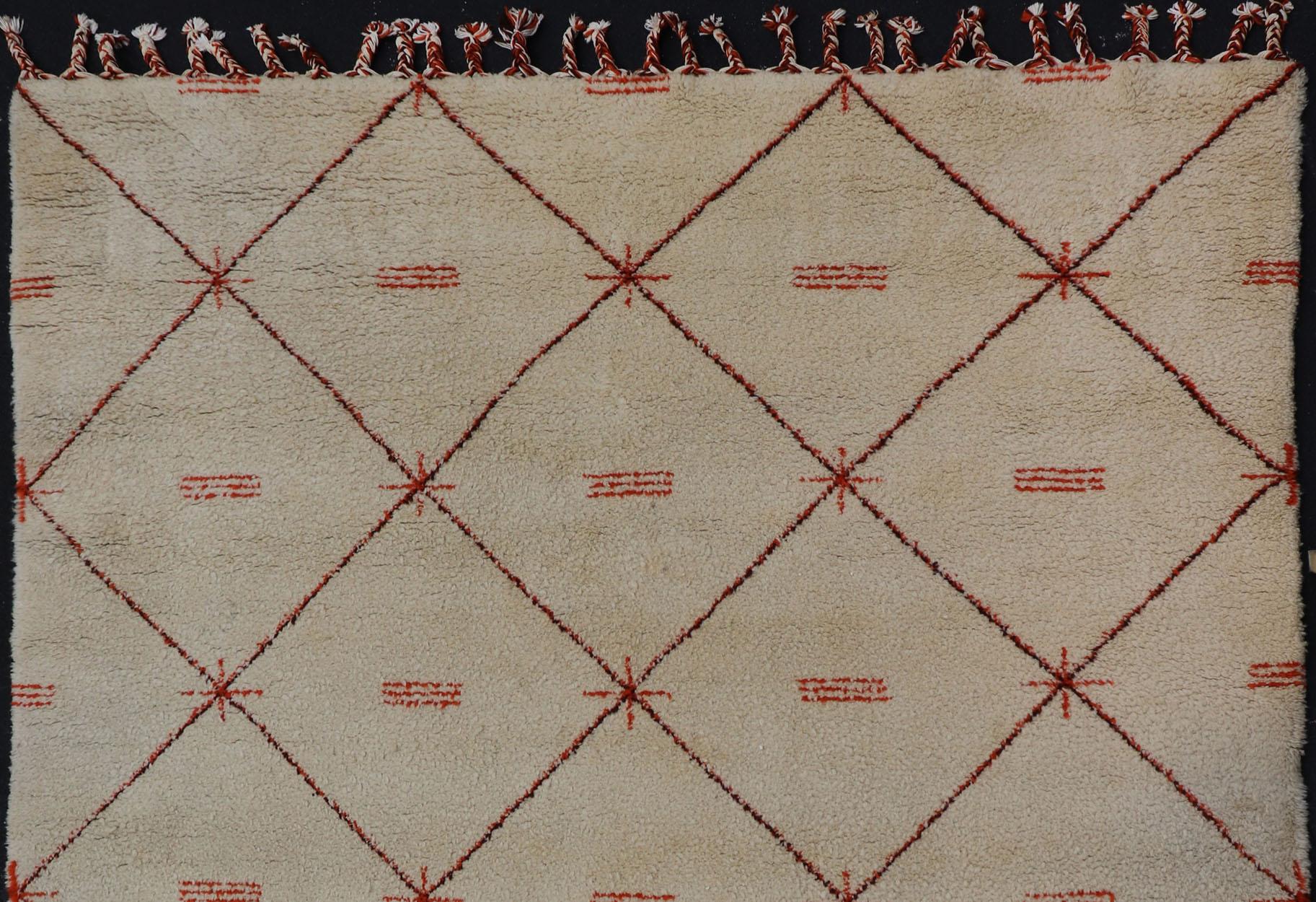 Grand tapis marocain vintage à fond ivoire avec motif de losanges orange, rouge, brun et noir et frange marocaine, tapis M14-1002, pays d'origine / type : Maroc / Tribal, vers la moitié du 20ème siècle

Ce tapis marocain tissé à la main, au design