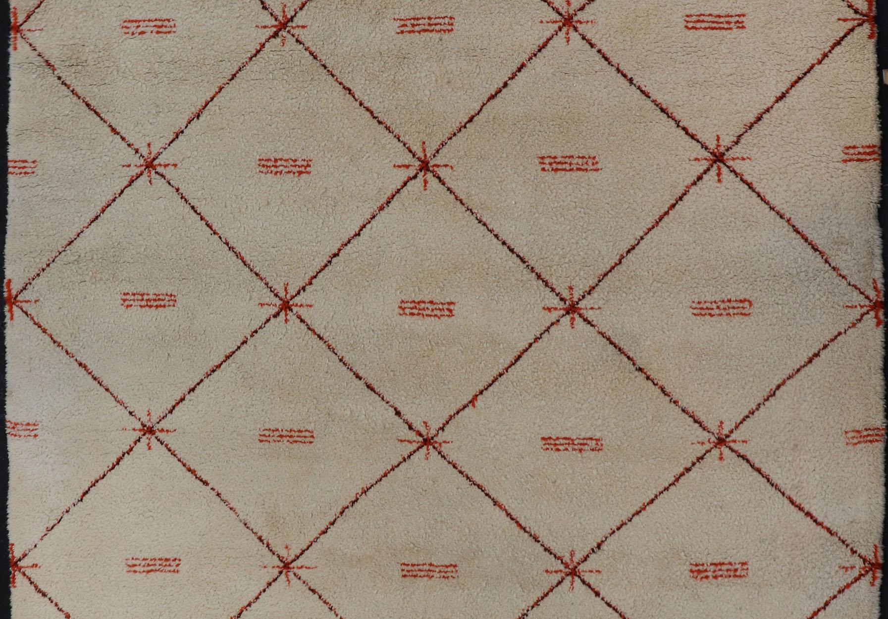 Großer marokkanischer Vintage-Teppich mit elfenbeinfarbenem Hintergrund und orangefarbenem/braunem Diamantmuster  (Stammeskunst) im Angebot