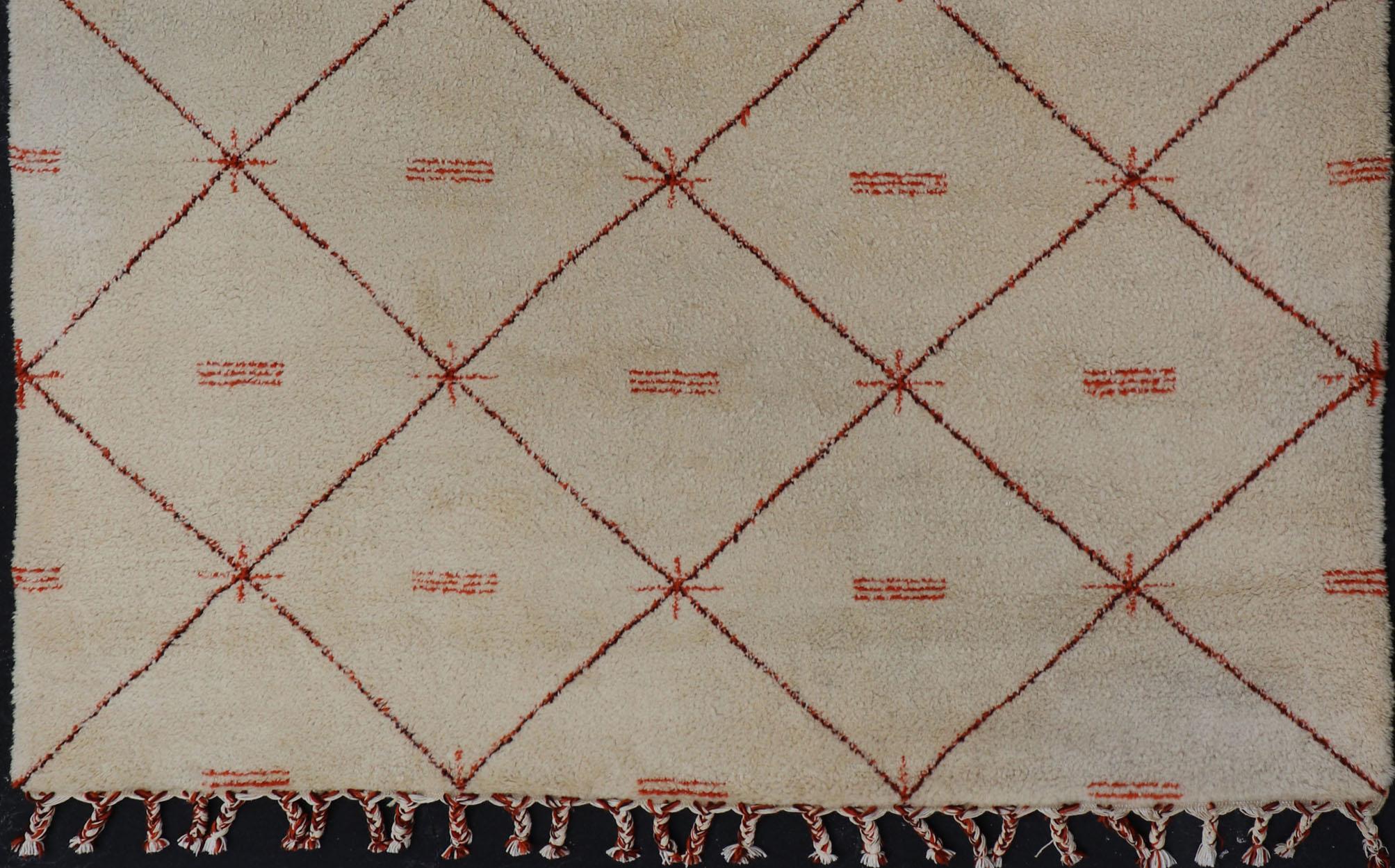 Großer marokkanischer Vintage-Teppich mit elfenbeinfarbenem Hintergrund und orangefarbenem/braunem Diamantmuster  (Marokkanisch) im Angebot