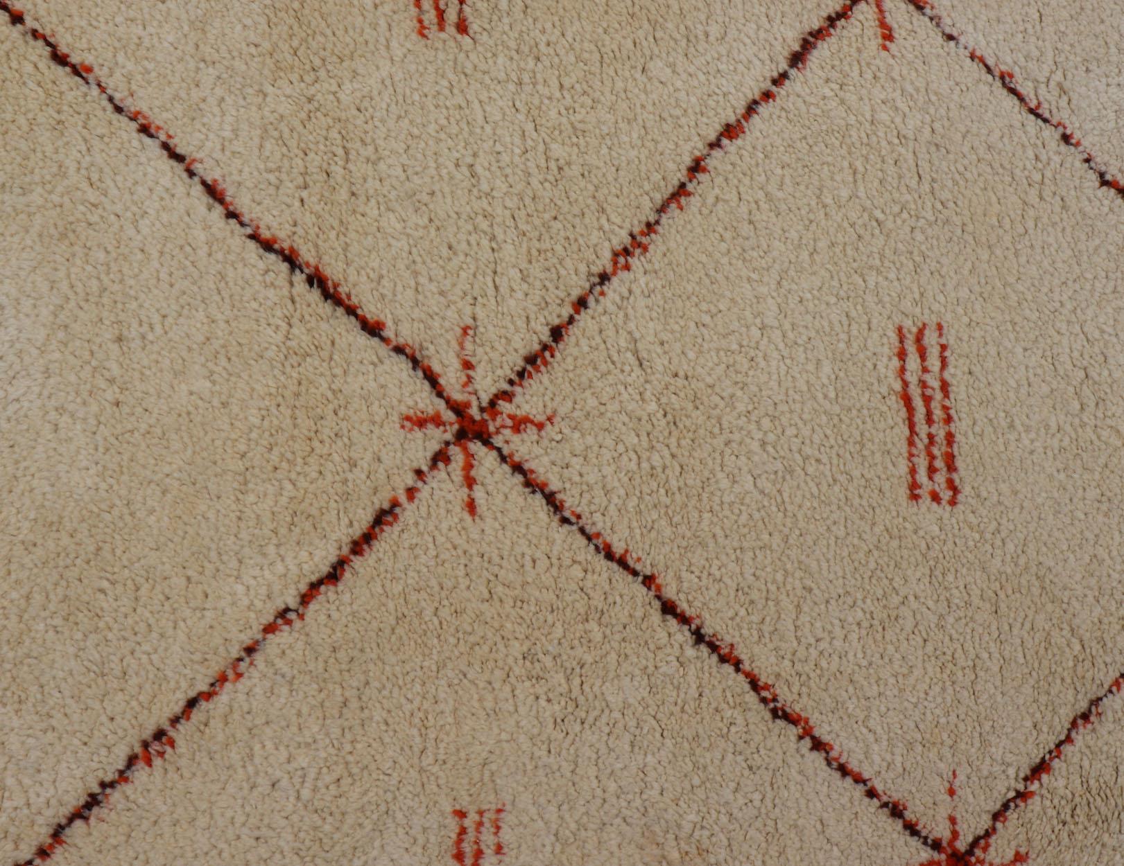 Noué à la main Grand tapis marocain vintage à fond ivoire avec motif de diamants orange/marron en vente