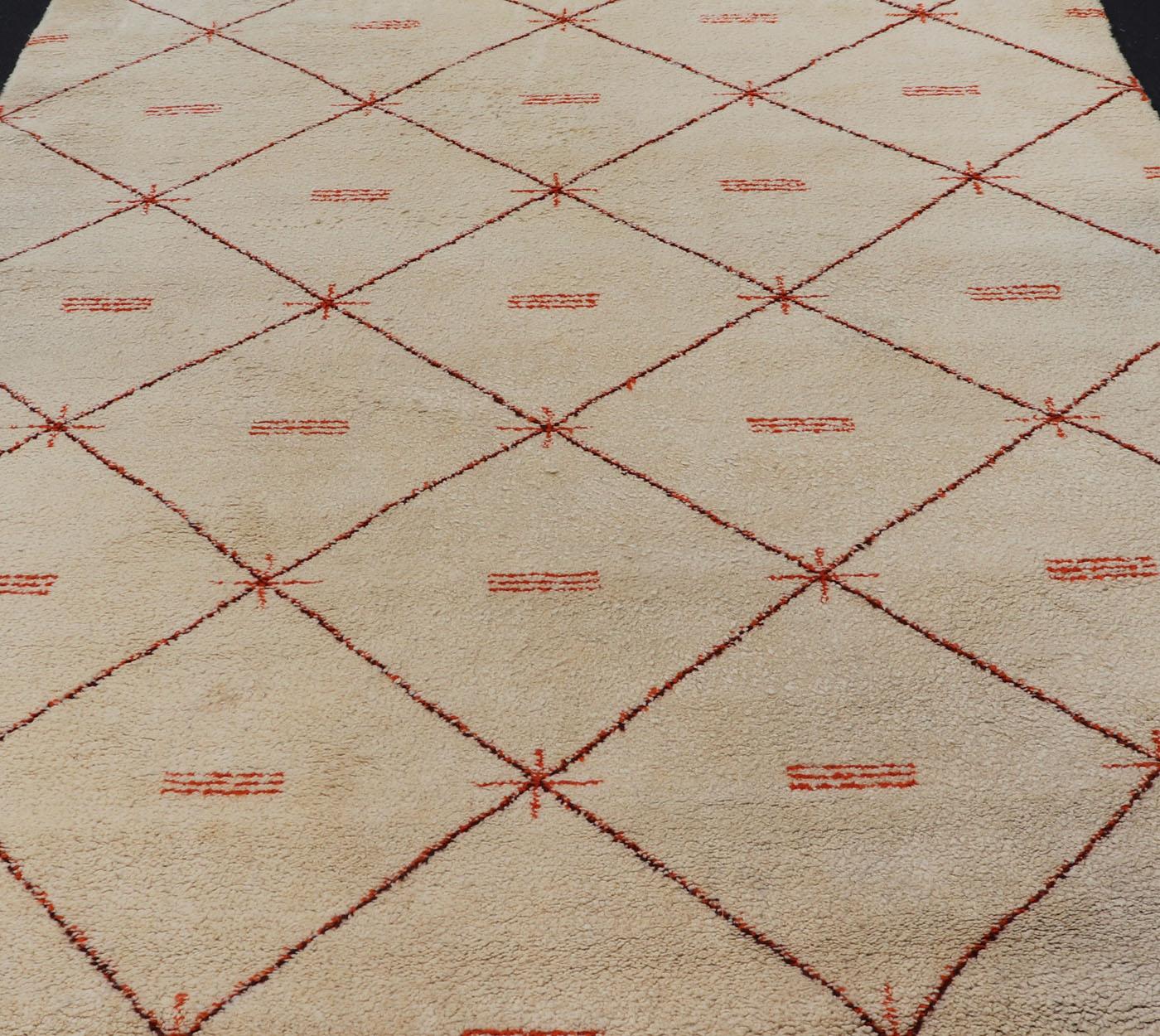 Großer marokkanischer Vintage-Teppich mit elfenbeinfarbenem Hintergrund und orangefarbenem/braunem Diamantmuster  im Zustand „Hervorragend“ im Angebot in Atlanta, GA