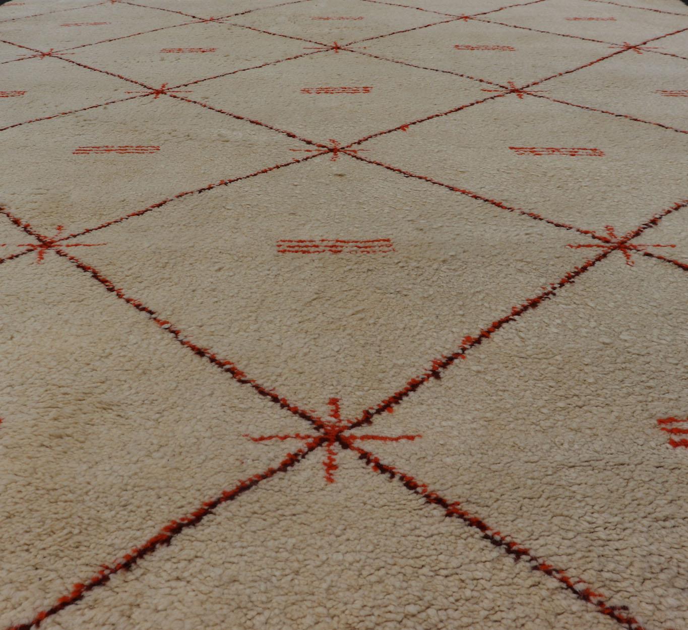 Großer marokkanischer Vintage-Teppich mit elfenbeinfarbenem Hintergrund und orangefarbenem/braunem Diamantmuster  (20. Jahrhundert) im Angebot