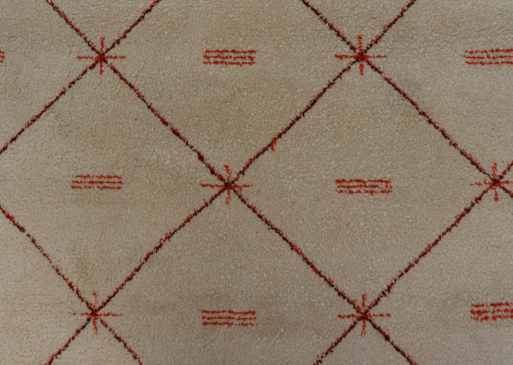 Großer marokkanischer Vintage-Teppich mit elfenbeinfarbenem Hintergrund und orangefarbenem/braunem Diamantmuster  (Wolle) im Angebot