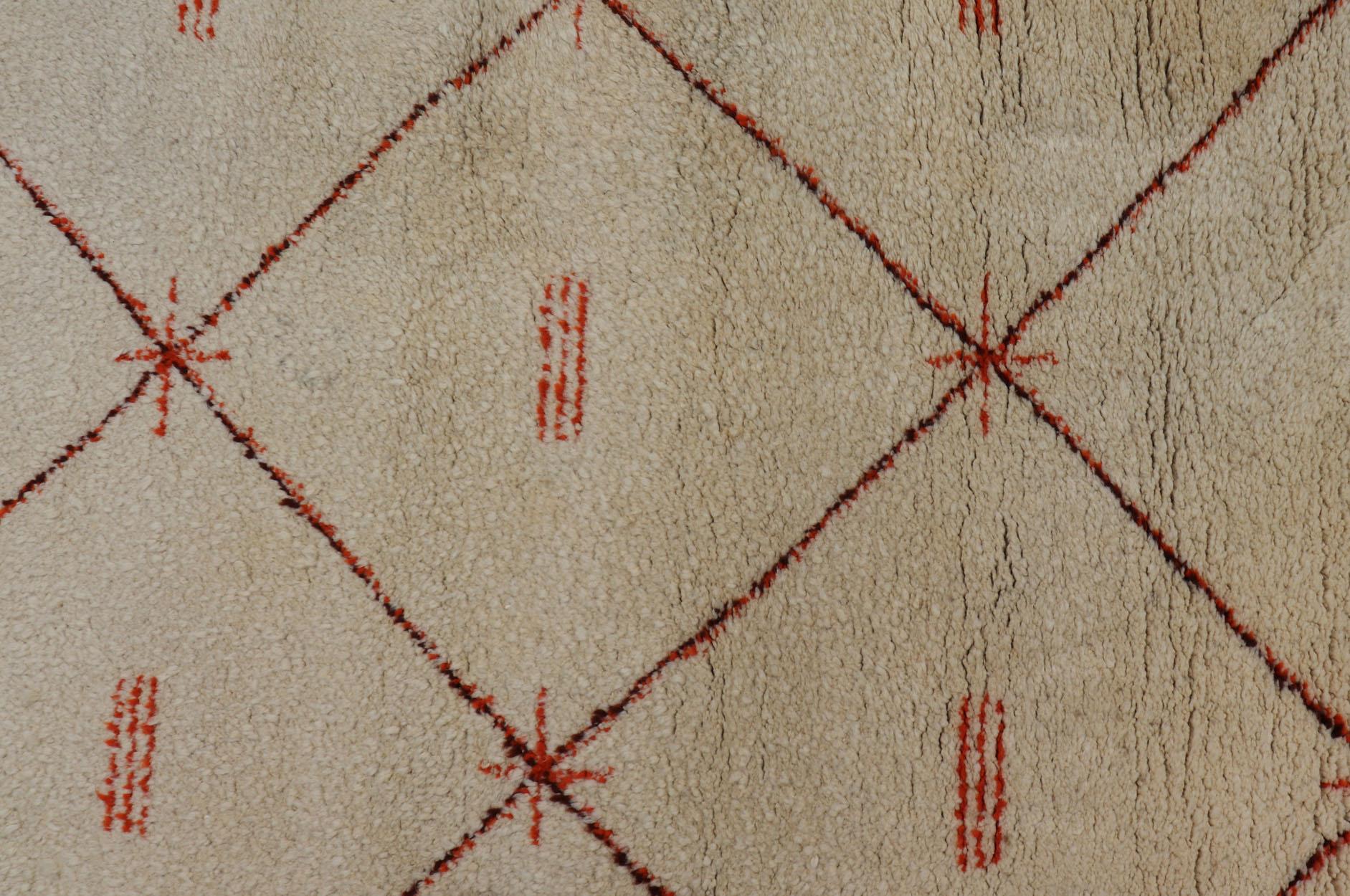 Großer marokkanischer Vintage-Teppich mit elfenbeinfarbenem Hintergrund und orangefarbenem/braunem Diamantmuster  im Angebot 1