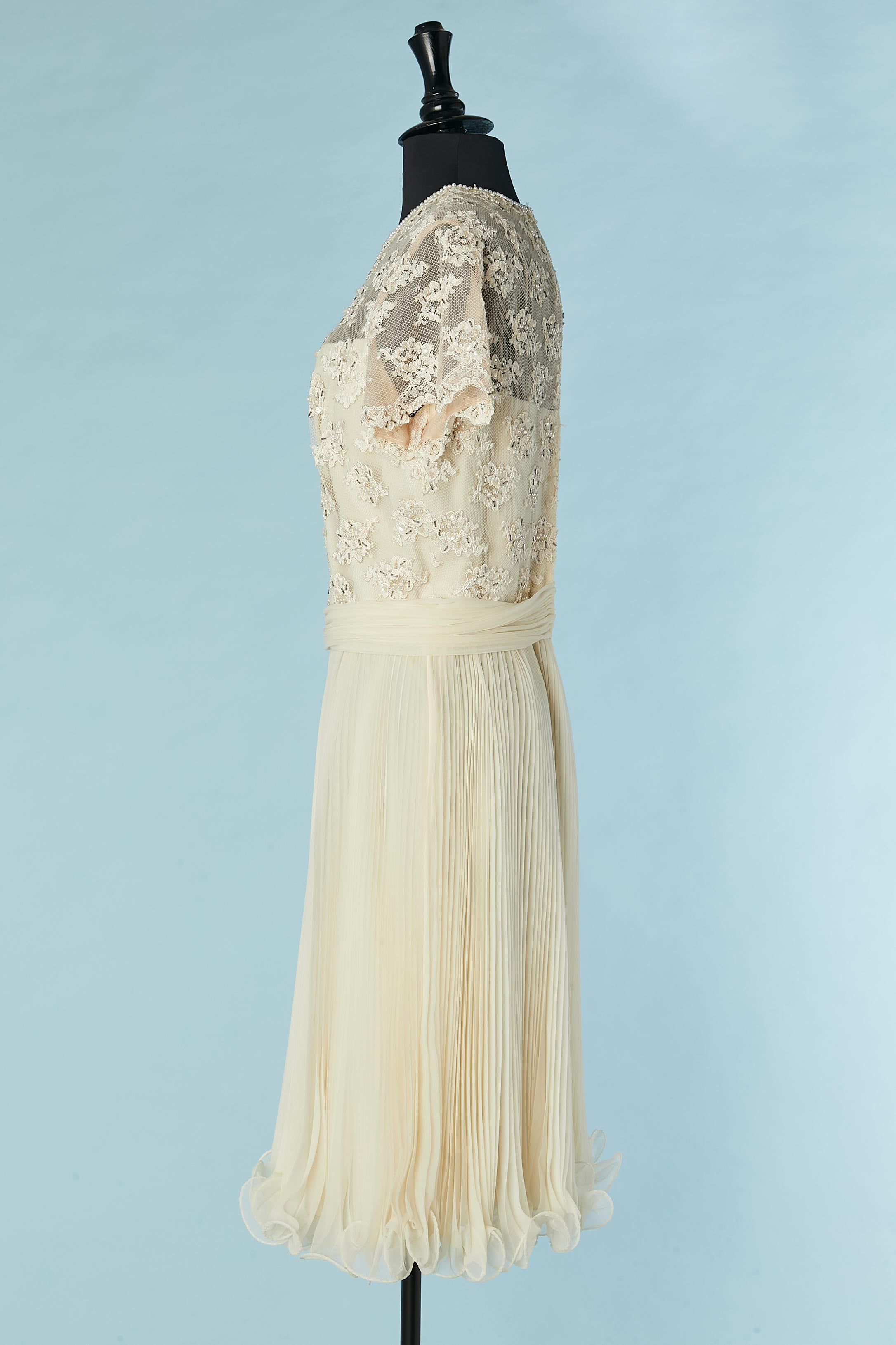 De las mujeres Vestido de cóctel de encaje con cuentas marfil y pliegues de rayos de sol Jack Bryan Circa 1960's en venta
