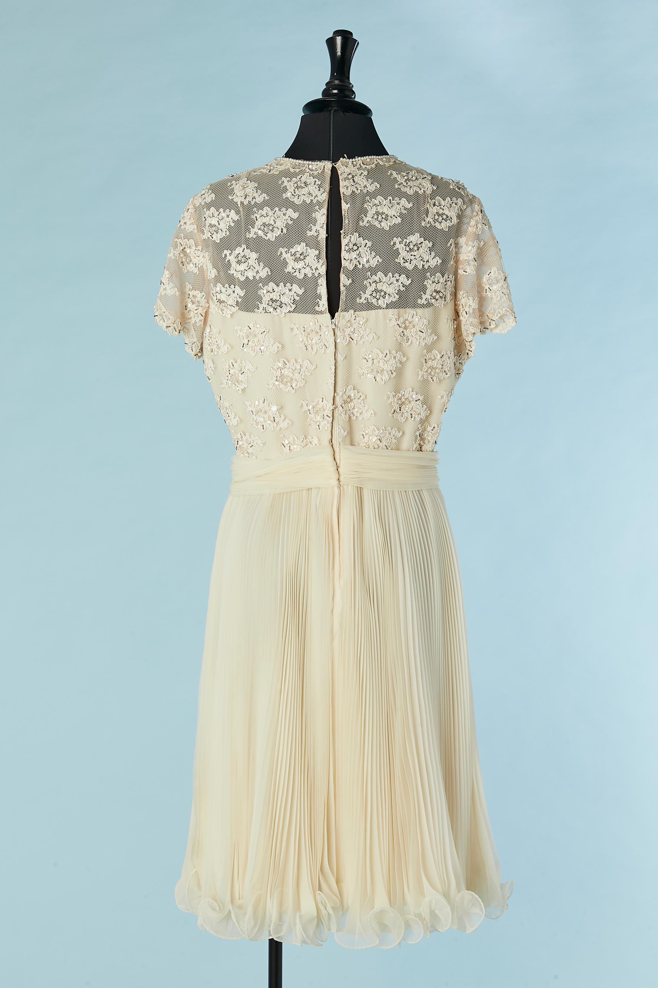 Vestido de cóctel de encaje con cuentas marfil y pliegues de rayos de sol Jack Bryan Circa 1960's en venta 1